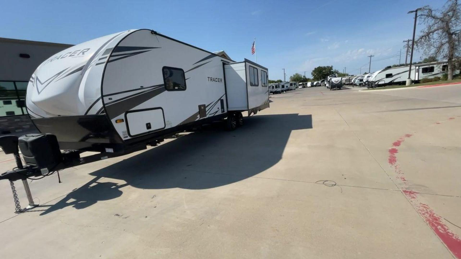 2021 FOREST RIVER TRACER 28RES (5ZT2TRTB1MB) , Length: 32.92 ft. | Dry Weight: 6,866 lbs. | Slides: 2 transmission, located at 4319 N Main St, Cleburne, TX, 76033, (817) 678-5133, 32.385960, -97.391212 - Measuring 32.92 feet in length with a dry weight of 6,866 lbs., the 2021 Forest River Tracer 28RES is both spacious and easy to tow. The sleek white exterior with black accents and Tracer branding gives the trailer a sharp and contemporary look. The dual slide-outs on one side help create more livin - Photo#5