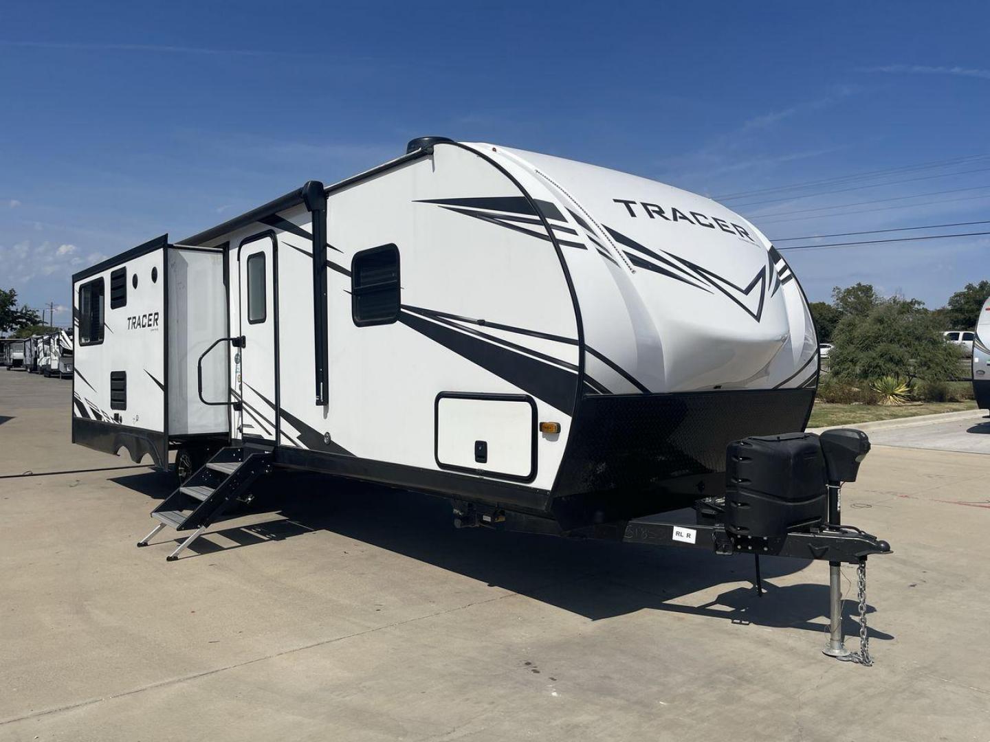 2021 FOREST RIVER TRACER 28RES (5ZT2TRTB1MB) , Length: 32.92 ft. | Dry Weight: 6,866 lbs. | Slides: 2 transmission, located at 4319 N Main St, Cleburne, TX, 76033, (817) 678-5133, 32.385960, -97.391212 - Measuring 32.92 feet in length with a dry weight of 6,866 lbs., the 2021 Forest River Tracer 28RES is both spacious and easy to tow. The sleek white exterior with black accents and Tracer branding gives the trailer a sharp and contemporary look. The dual slide-outs on one side help create more livin - Photo#23