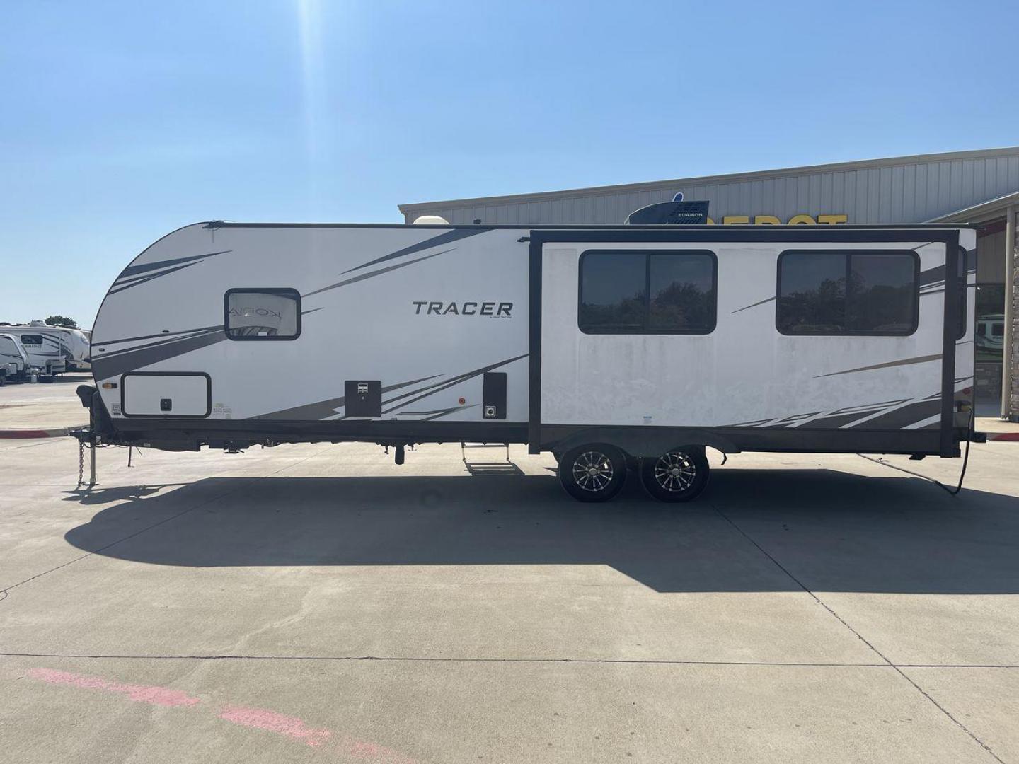 2021 FOREST RIVER TRACER 28RES (5ZT2TRTB1MB) , Length: 32.92 ft. | Dry Weight: 6,866 lbs. | Slides: 2 transmission, located at 4319 N Main St, Cleburne, TX, 76033, (817) 678-5133, 32.385960, -97.391212 - Measuring 32.92 feet in length with a dry weight of 6,866 lbs., the 2021 Forest River Tracer 28RES is both spacious and easy to tow. The sleek white exterior with black accents and Tracer branding gives the trailer a sharp and contemporary look. The dual slide-outs on one side help create more livin - Photo#24