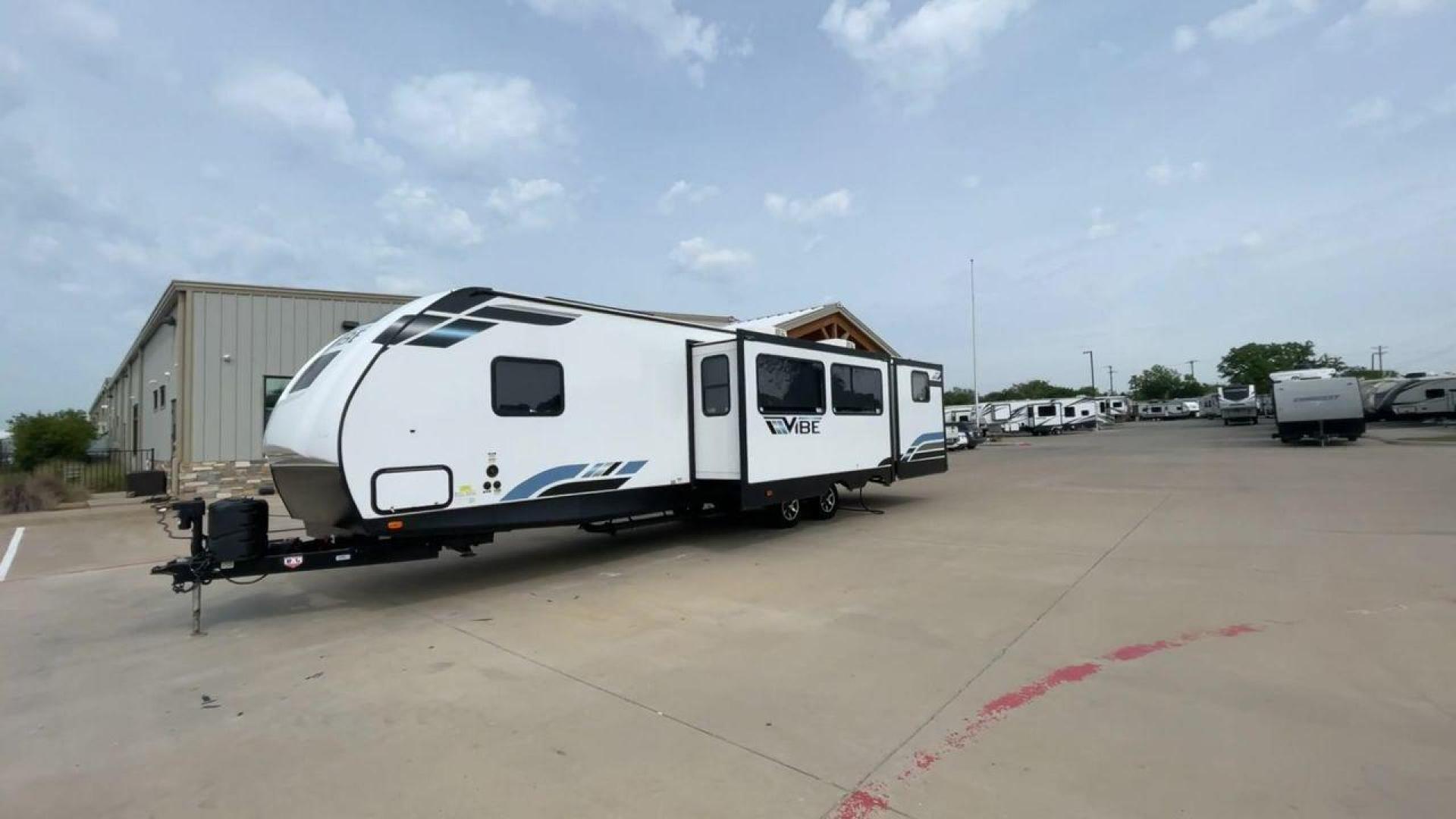 2021 FOREST RIVER VIBE 32BH (4X4TVBH20M4) , located at 4319 N Main St, Cleburne, TX, 76033, (817) 678-5133, 32.385960, -97.391212 - Photo#5