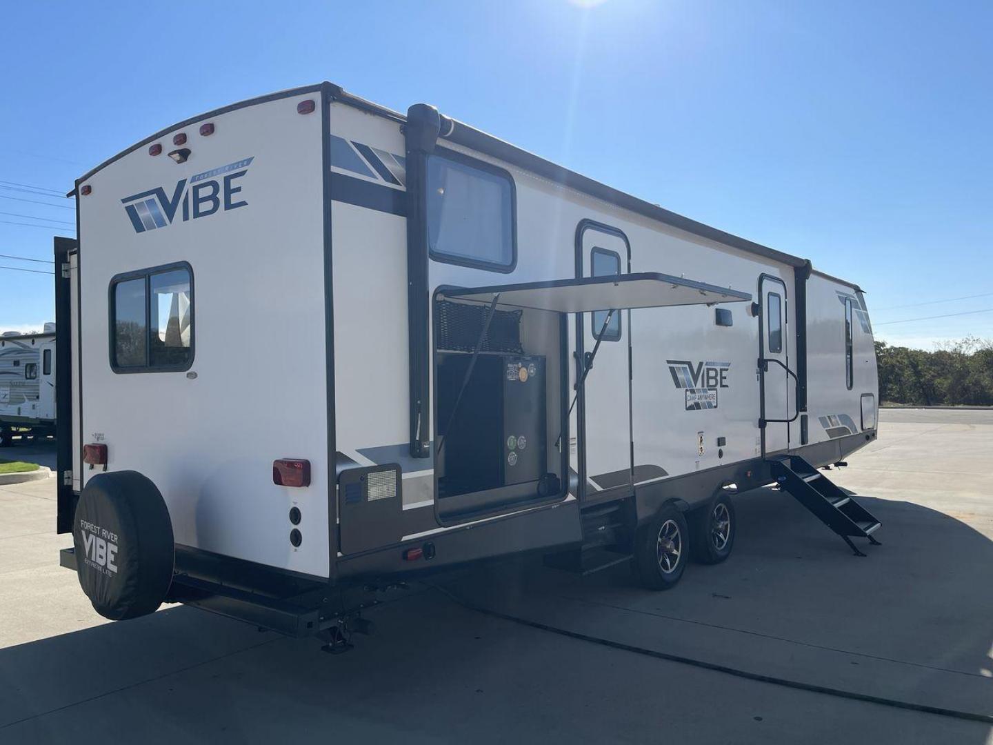 2021 FOREST RIVER VIBE 32BH (4X4TVBH21M4) , Length: 38.25 ft. | Dry Weight: 7,836 lbs. | Slides: 2 transmission, located at 4319 N Main St, Cleburne, TX, 76033, (817) 678-5133, 32.385960, -97.391212 - Photo#24