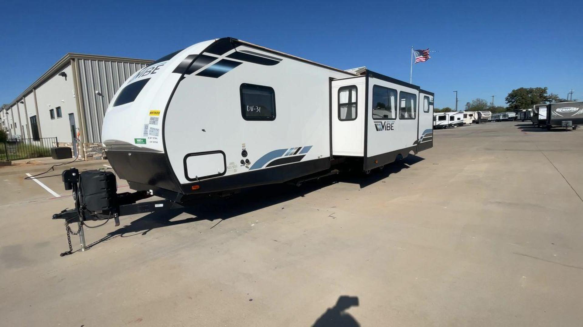 2021 FOREST RIVER VIBE 32BH (4X4TVBH21M4) , Length: 38.25 ft. | Dry Weight: 7,836 lbs. | Slides: 2 transmission, located at 4319 N Main St, Cleburne, TX, 76033, (817) 678-5133, 32.385960, -97.391212 - Photo#5