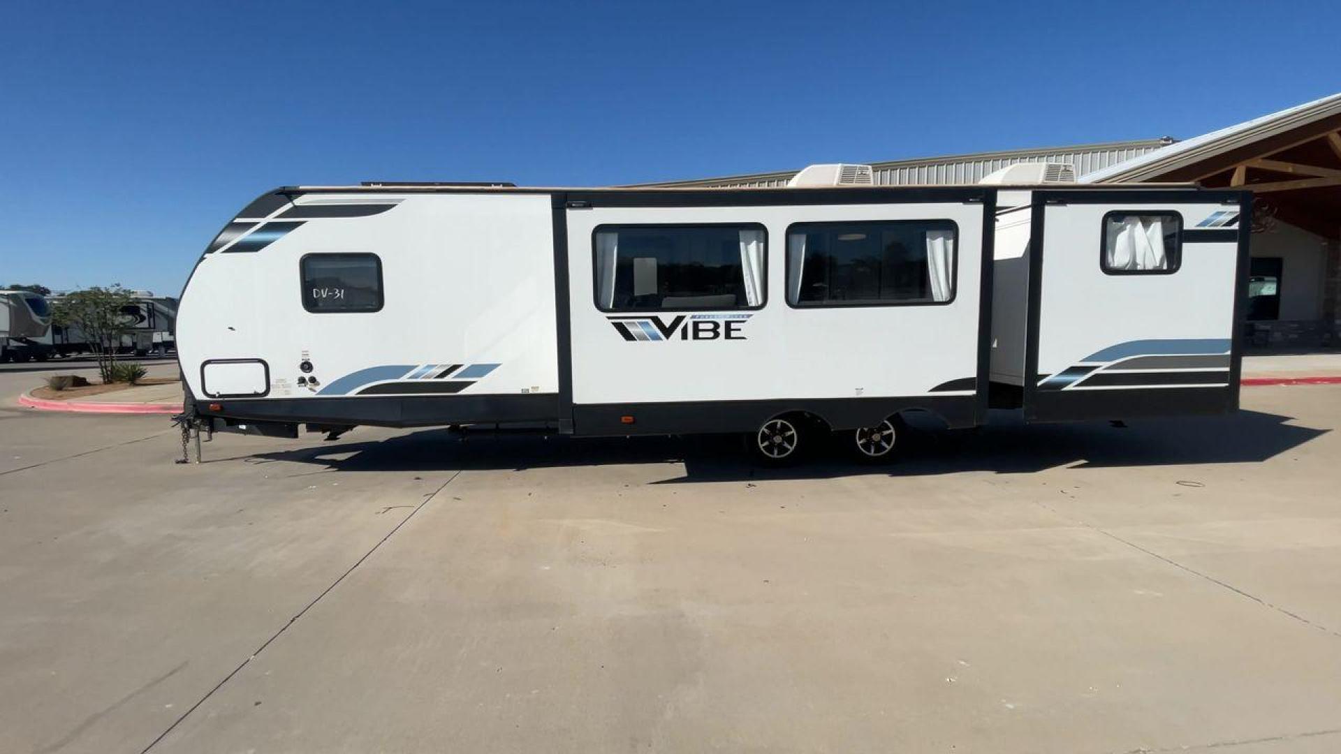 2021 FOREST RIVER VIBE 32BH (4X4TVBH21M4) , Length: 38.25 ft. | Dry Weight: 7,836 lbs. | Slides: 2 transmission, located at 4319 N Main St, Cleburne, TX, 76033, (817) 678-5133, 32.385960, -97.391212 - Photo#6