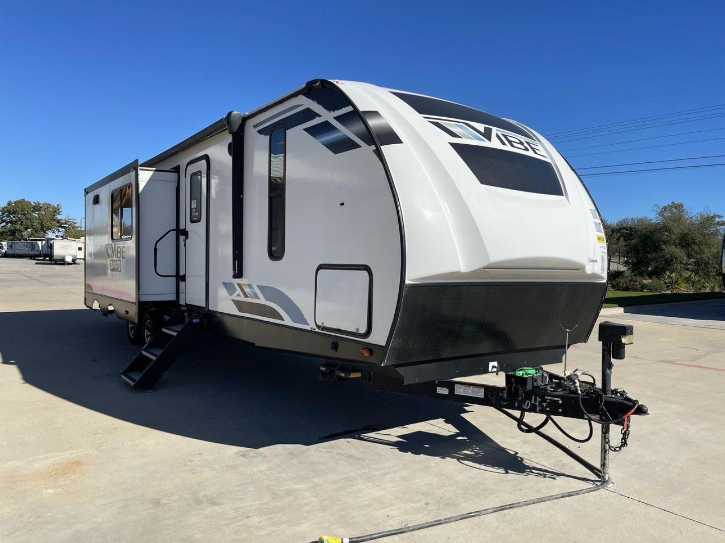 2021 FOREST RIVER VIBE 34BH (4X4TVBK20M4) , Length: 39.42 ft. | Dry Weight: 8,164 lbs. | Slides: 3 transmission, located at 4319 N Main St, Cleburne, TX, 76033, (817) 678-5133, 32.385960, -97.391212 - Photo#22