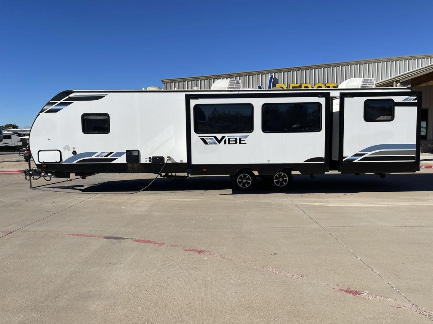 2021 FOREST RIVER VIBE 34BH (4X4TVBK20M4) , Length: 39.42 ft. | Dry Weight: 8,164 lbs. | Slides: 3 transmission, located at 4319 N Main St, Cleburne, TX, 76033, (817) 678-5133, 32.385960, -97.391212 - Photo#23