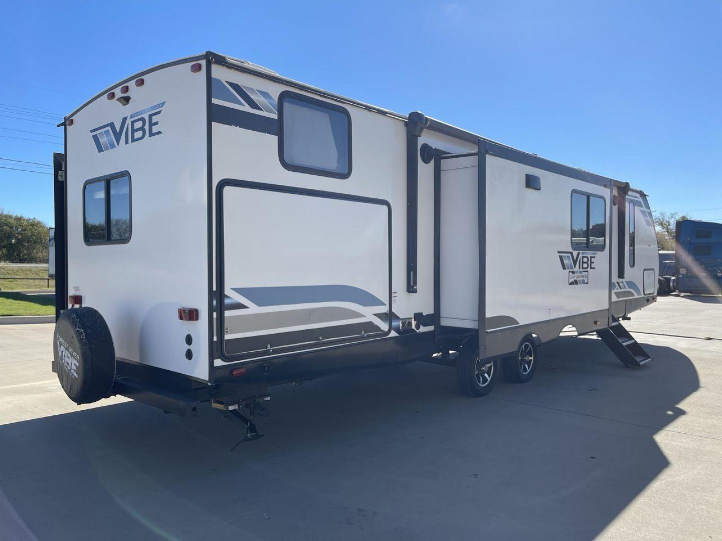 2021 FOREST RIVER VIBE 34BH (4X4TVBK20M4) , Length: 39.42 ft. | Dry Weight: 8,164 lbs. | Slides: 3 transmission, located at 4319 N Main St, Cleburne, TX, 76033, (817) 678-5133, 32.385960, -97.391212 - Photo#24