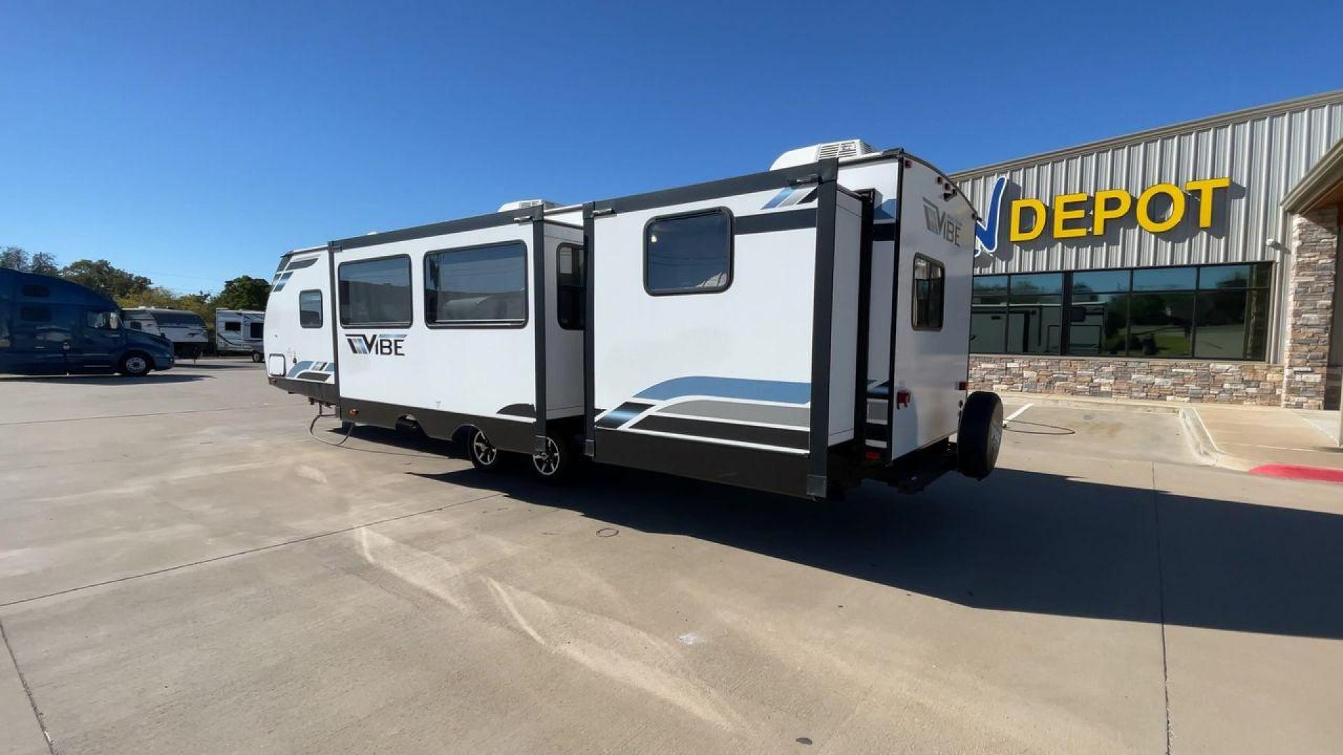 2021 FOREST RIVER VIBE 34BH (4X4TVBK20M4) , Length: 39.42 ft. | Dry Weight: 8,164 lbs. | Slides: 3 transmission, located at 4319 N Main St, Cleburne, TX, 76033, (817) 678-5133, 32.385960, -97.391212 - Photo#7