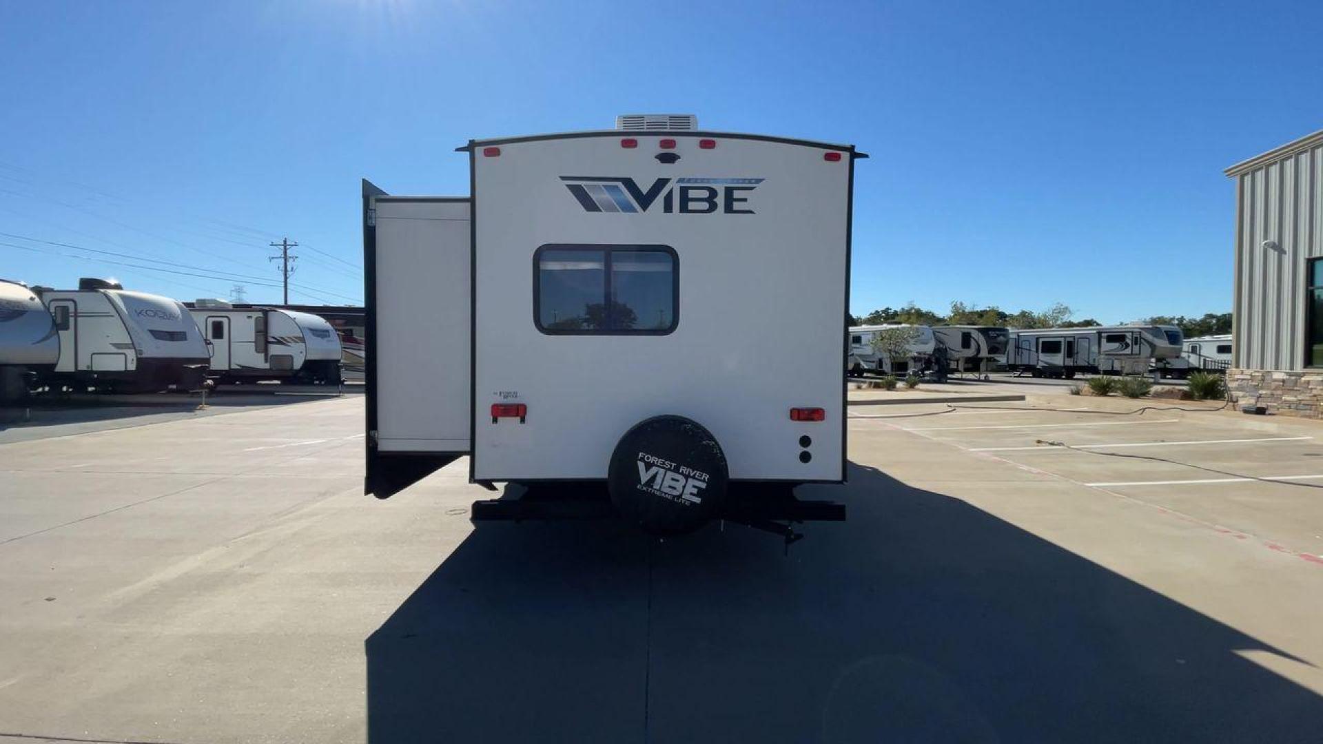 2021 FOREST RIVER VIBE 34BH (4X4TVBK20M4) , Length: 39.42 ft. | Dry Weight: 8,164 lbs. | Slides: 3 transmission, located at 4319 N Main St, Cleburne, TX, 76033, (817) 678-5133, 32.385960, -97.391212 - Photo#8