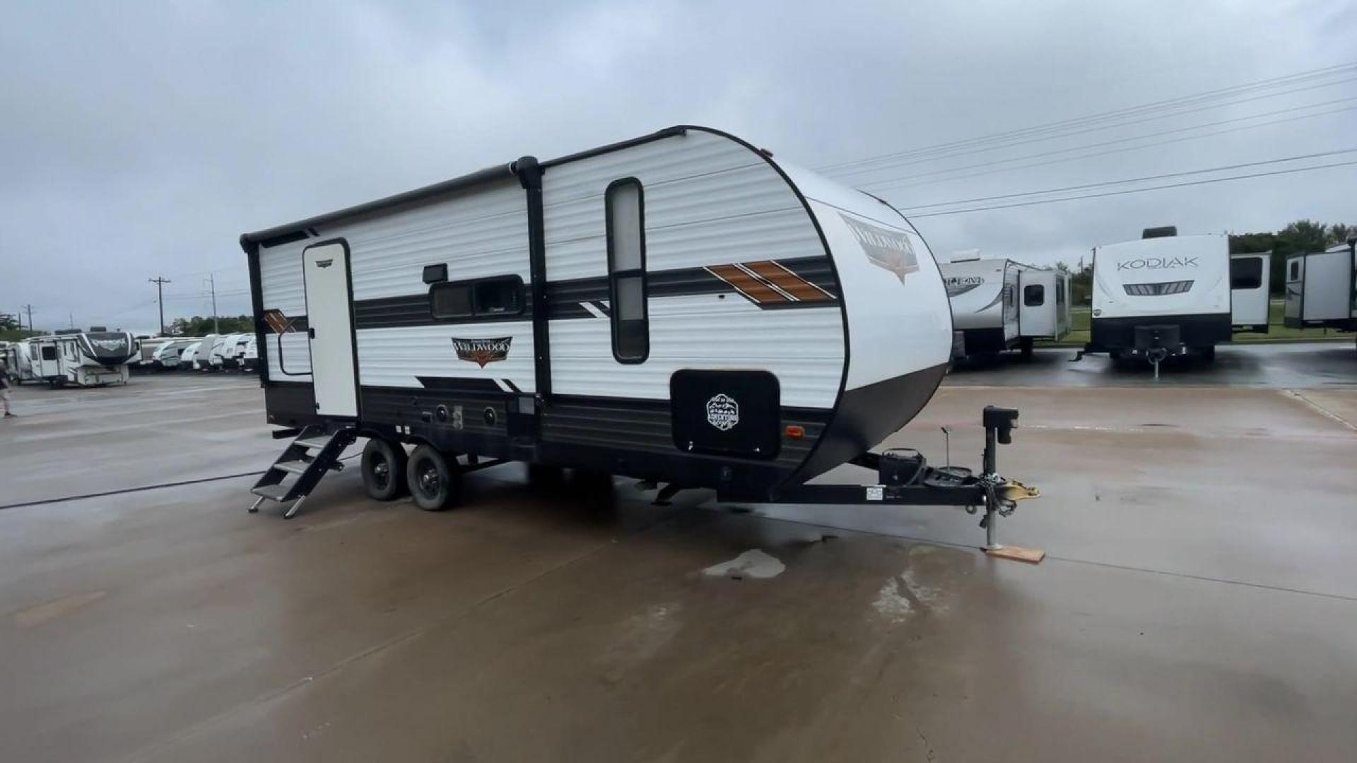 2021 FOREST RIVER WILDWOOD 22RBS (4X4TWDX26MA) , Length: 26.83 ft. | Dry Weight: 5,743 lbs. | Slides: 1 transmission, located at 4319 N Main St, Cleburne, TX, 76033, (817) 678-5133, 32.385960, -97.391212 - Photo#3