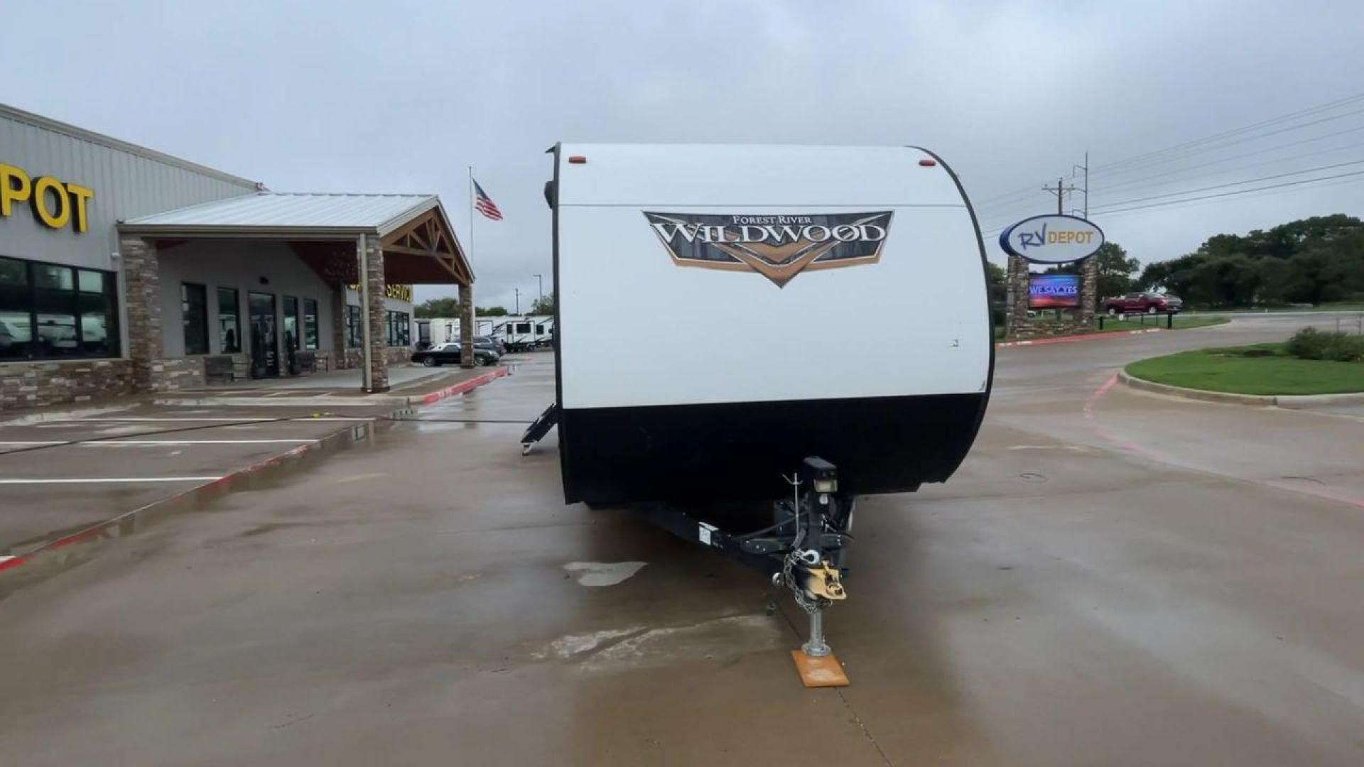 2021 FOREST RIVER WILDWOOD 22RBS (4X4TWDX26MA) , Length: 26.83 ft. | Dry Weight: 5,743 lbs. | Slides: 1 transmission, located at 4319 N Main St, Cleburne, TX, 76033, (817) 678-5133, 32.385960, -97.391212 - Photo#4