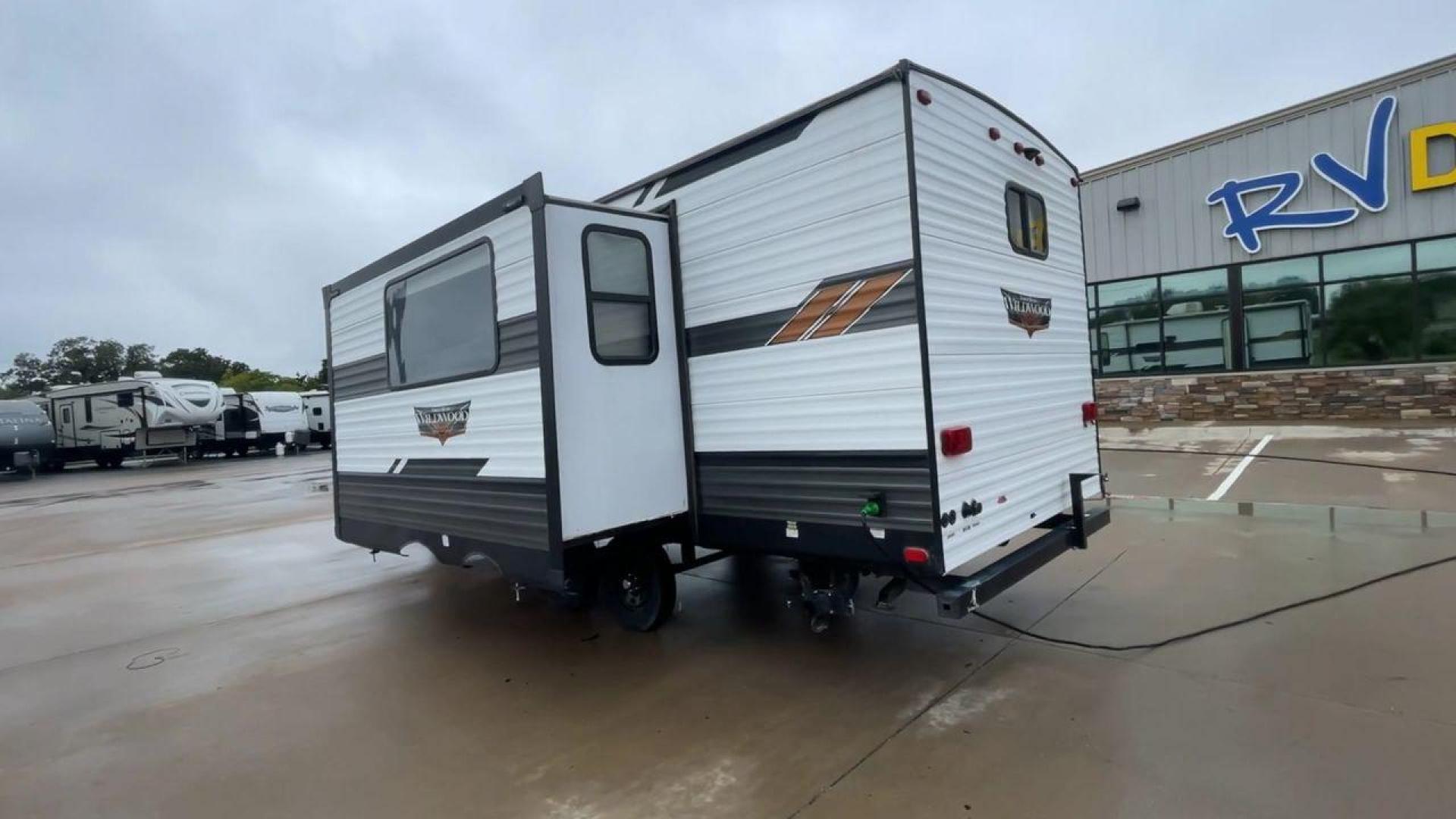 2021 FOREST RIVER WILDWOOD 22RBS (4X4TWDX26MA) , Length: 26.83 ft. | Dry Weight: 5,743 lbs. | Slides: 1 transmission, located at 4319 N Main St, Cleburne, TX, 76033, (817) 678-5133, 32.385960, -97.391212 - Photo#7