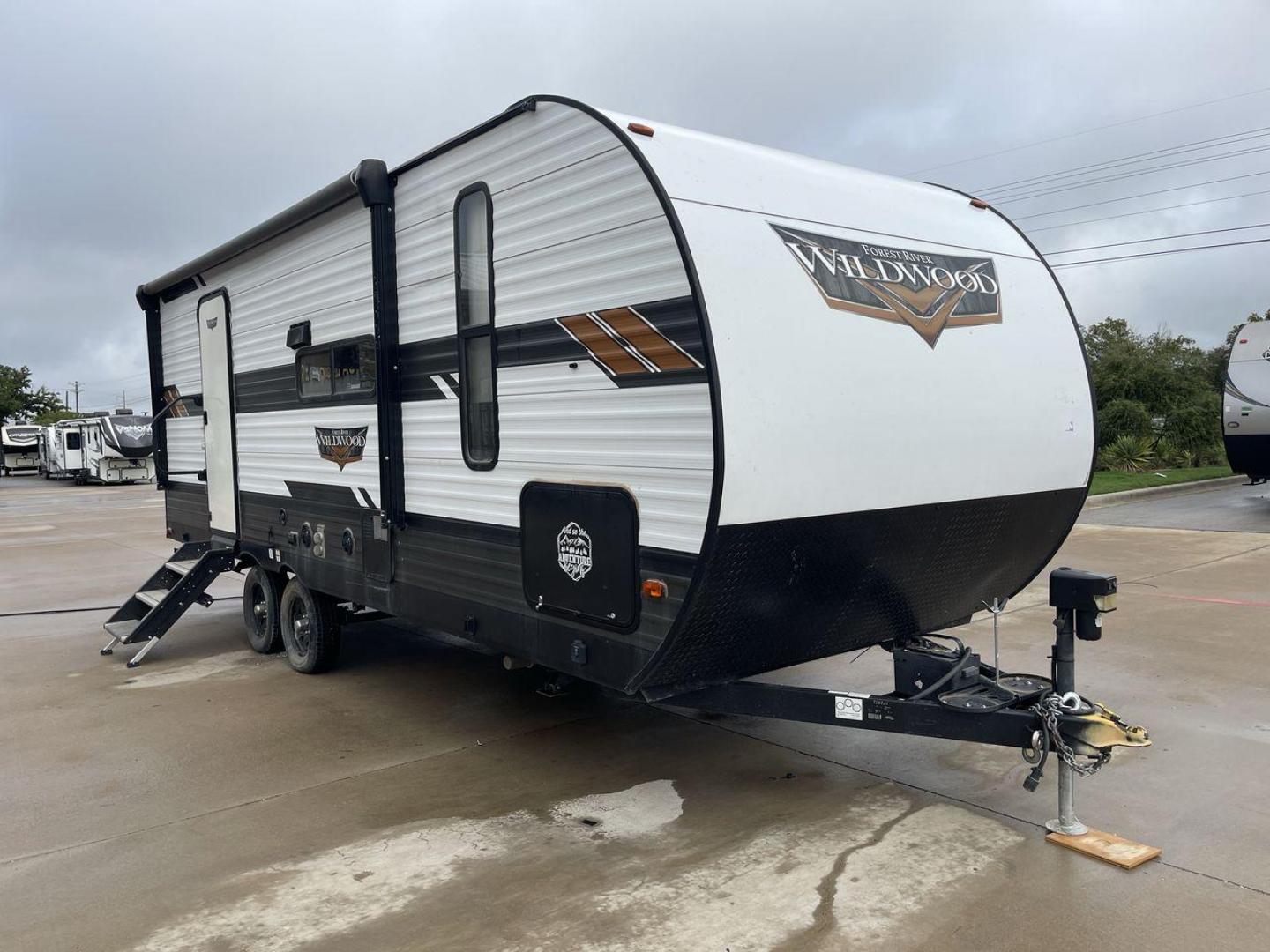 2021 FOREST RIVER WILDWOOD 22RBS (4X4TWDX26MA) , Length: 26.83 ft. | Dry Weight: 5,743 lbs. | Slides: 1 transmission, located at 4319 N Main St, Cleburne, TX, 76033, (817) 678-5133, 32.385960, -97.391212 - Photo#22