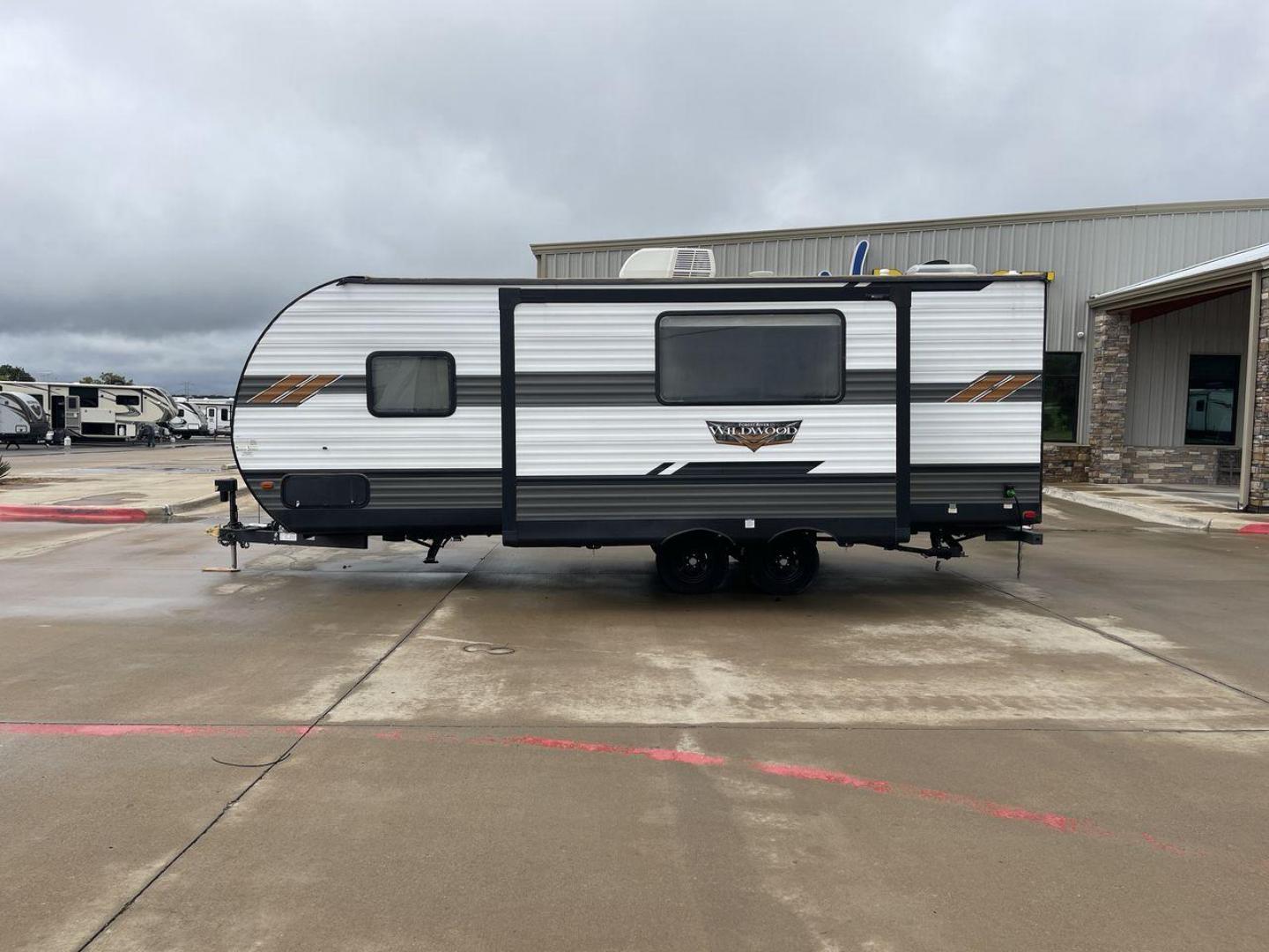 2021 FOREST RIVER WILDWOOD 22RBS (4X4TWDX26MA) , Length: 26.83 ft. | Dry Weight: 5,743 lbs. | Slides: 1 transmission, located at 4319 N Main St, Cleburne, TX, 76033, (817) 678-5133, 32.385960, -97.391212 - Photo#23