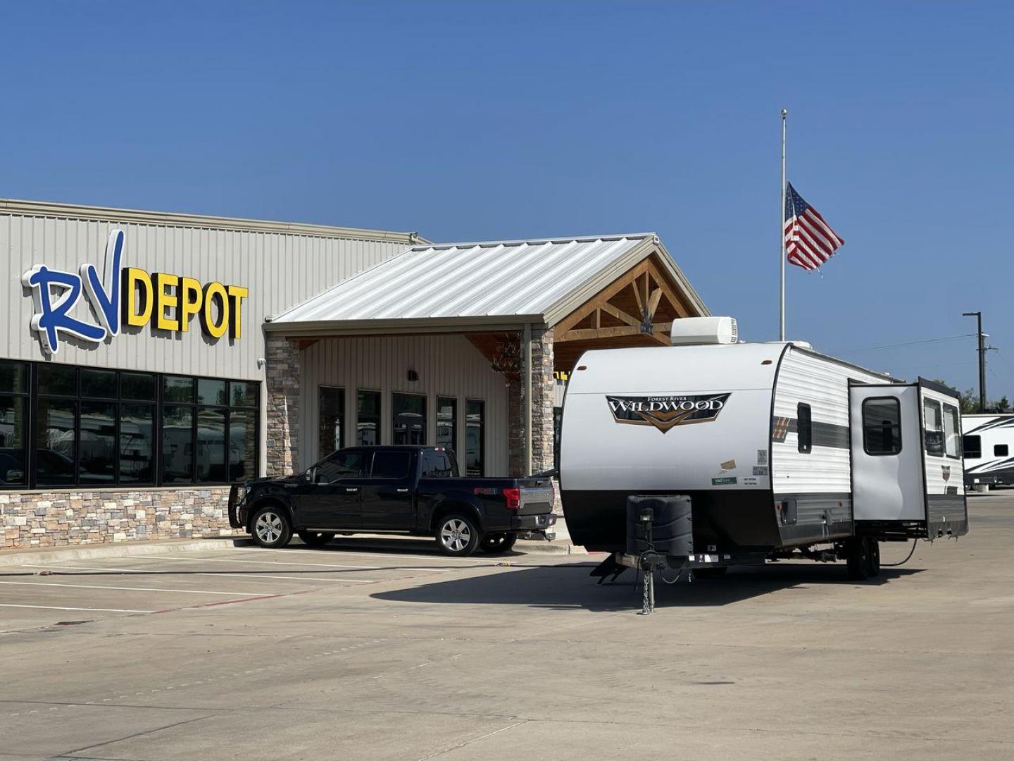 2021 FOREST RIVER WILDWOOD 27RK (4X4TWDC28MA) , Length: 33.67 ft. | Dry Weight: 6,798 lbs. | Slides: 1 transmission, located at 4319 N Main St, Cleburne, TX, 76033, (817) 678-5133, 32.385960, -97.391212 - Photo#0