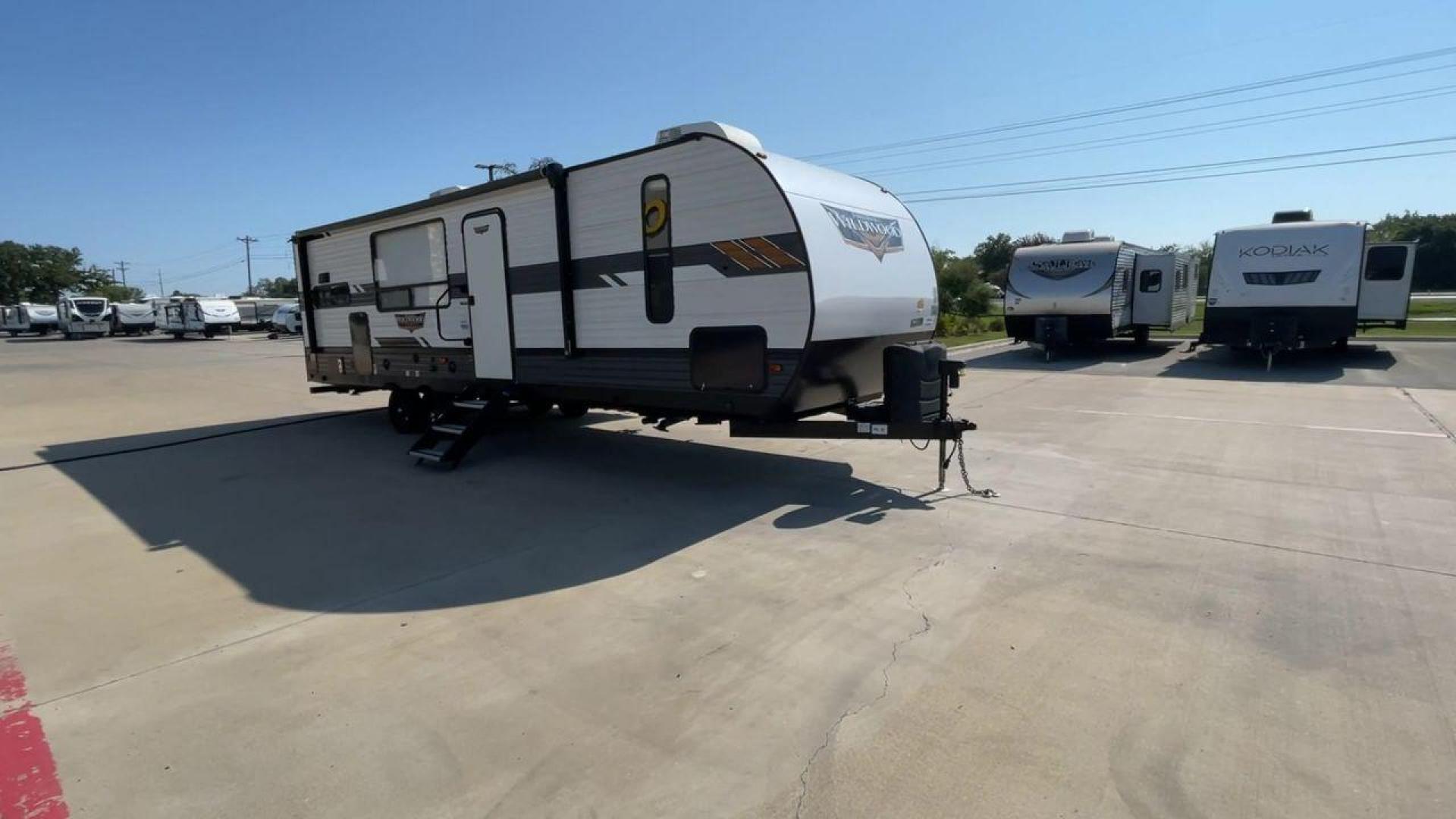 2021 FOREST RIVER WILDWOOD 27RK (4X4TWDC28MA) , Length: 33.67 ft. | Dry Weight: 6,798 lbs. | Slides: 1 transmission, located at 4319 N Main St, Cleburne, TX, 76033, (817) 678-5133, 32.385960, -97.391212 - Photo#3