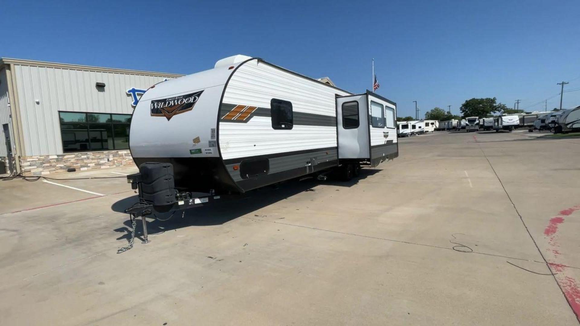 2021 FOREST RIVER WILDWOOD 27RK (4X4TWDC28MA) , Length: 33.67 ft. | Dry Weight: 6,798 lbs. | Slides: 1 transmission, located at 4319 N Main St, Cleburne, TX, 76033, (817) 678-5133, 32.385960, -97.391212 - Photo#5