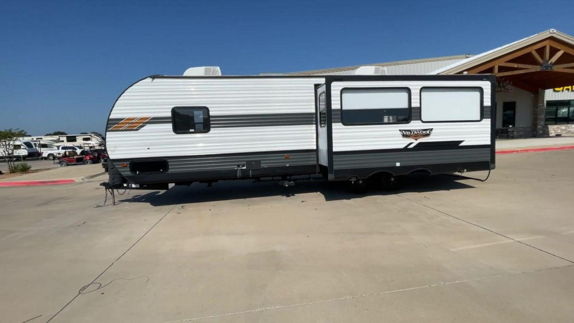 2021 FOREST RIVER WILDWOOD 27RK (4X4TWDC28MA) , Length: 33.67 ft. | Dry Weight: 6,798 lbs. | Slides: 1 transmission, located at 4319 N Main St, Cleburne, TX, 76033, (817) 678-5133, 32.385960, -97.391212 - Photo#6