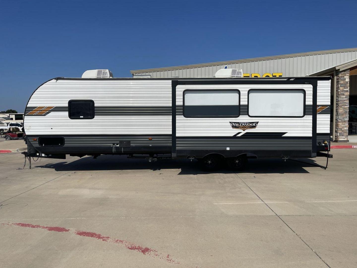 2021 FOREST RIVER WILDWOOD 27RK (4X4TWDC28MA) , Length: 33.67 ft. | Dry Weight: 6,798 lbs. | Slides: 1 transmission, located at 4319 N Main St, Cleburne, TX, 76033, (817) 678-5133, 32.385960, -97.391212 - Photo#24