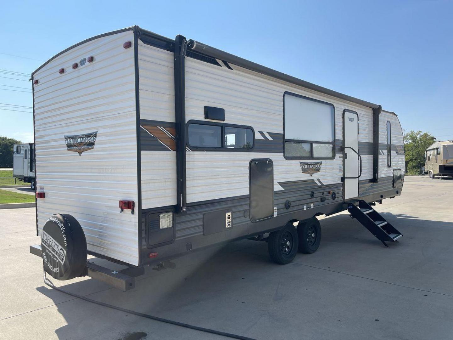 2021 FOREST RIVER WILDWOOD 27RK (4X4TWDC28MA) , Length: 33.67 ft. | Dry Weight: 6,798 lbs. | Slides: 1 transmission, located at 4319 N Main St, Cleburne, TX, 76033, (817) 678-5133, 32.385960, -97.391212 - Photo#25