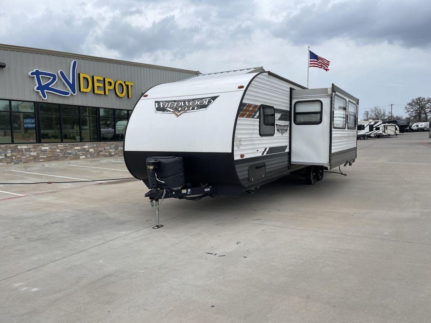 2021 FOREST RIVER WILDWOOD 28VBXL (4X4TWDD25M7) , Length: 33.33 ft. | Dry Weight: 6,486 lbs. | Slides: 1 transmission, located at 4319 N Main St, Cleburne, TX, 76033, (817) 678-5133, 32.385960, -97.391212 - Explore the ideal mix of comfort and family-friendly excitement with the 2021 Forest River Wildwood 28VBXL. This 33-foot travel trailer offers a spacious and versatile interior perfect for families and friends looking to create lasting camping memories. This Wildwood 28VBXL model showcases a distinc - Photo#0