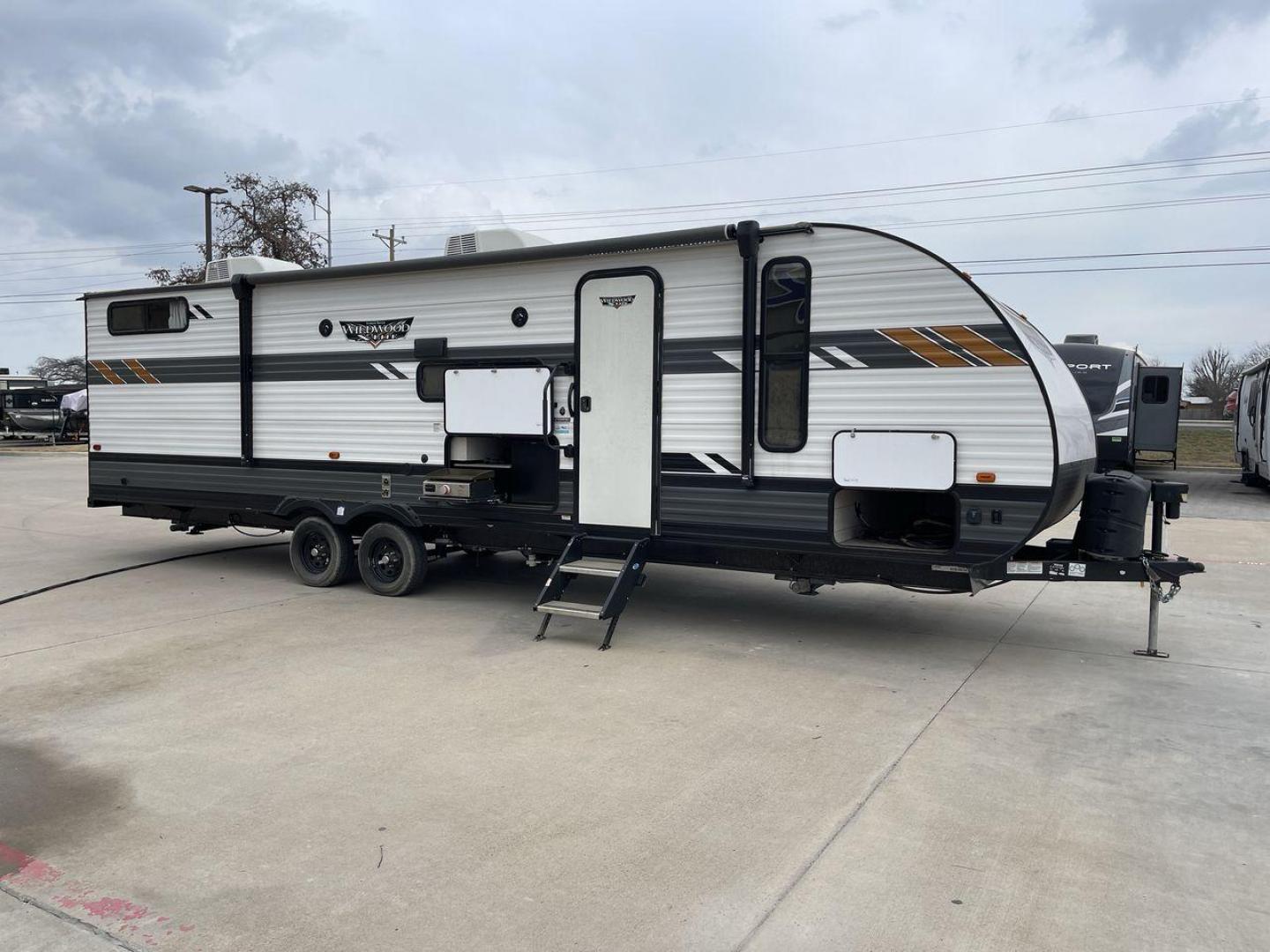 2021 FOREST RIVER WILDWOOD 28VBXL (4X4TWDD25M7) , Length: 33.33 ft. | Dry Weight: 6,486 lbs. | Slides: 1 transmission, located at 4319 N Main St, Cleburne, TX, 76033, (817) 678-5133, 32.385960, -97.391212 - Explore the ideal mix of comfort and family-friendly excitement with the 2021 Forest River Wildwood 28VBXL. This 33-foot travel trailer offers a spacious and versatile interior perfect for families and friends looking to create lasting camping memories. This Wildwood 28VBXL model showcases a distinc - Photo#23