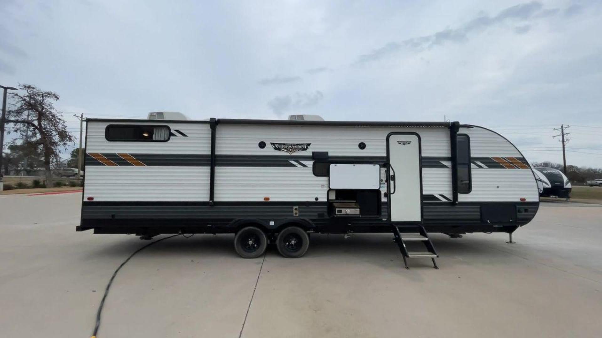 2021 FOREST RIVER WILDWOOD 28VBXL (4X4TWDD25M7) , Length: 33.33 ft. | Dry Weight: 6,486 lbs. | Slides: 1 transmission, located at 4319 N Main St, Cleburne, TX, 76033, (817) 678-5133, 32.385960, -97.391212 - Explore the ideal mix of comfort and family-friendly excitement with the 2021 Forest River Wildwood 28VBXL. This 33-foot travel trailer offers a spacious and versatile interior perfect for families and friends looking to create lasting camping memories. This Wildwood 28VBXL model showcases a distinc - Photo#2