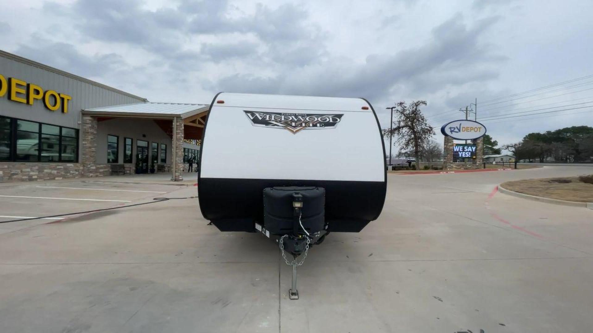 2021 FOREST RIVER WILDWOOD 28VBXL (4X4TWDD25M7) , Length: 33.33 ft. | Dry Weight: 6,486 lbs. | Slides: 1 transmission, located at 4319 N Main St, Cleburne, TX, 76033, (817) 678-5133, 32.385960, -97.391212 - Explore the ideal mix of comfort and family-friendly excitement with the 2021 Forest River Wildwood 28VBXL. This 33-foot travel trailer offers a spacious and versatile interior perfect for families and friends looking to create lasting camping memories. This Wildwood 28VBXL model showcases a distinc - Photo#4