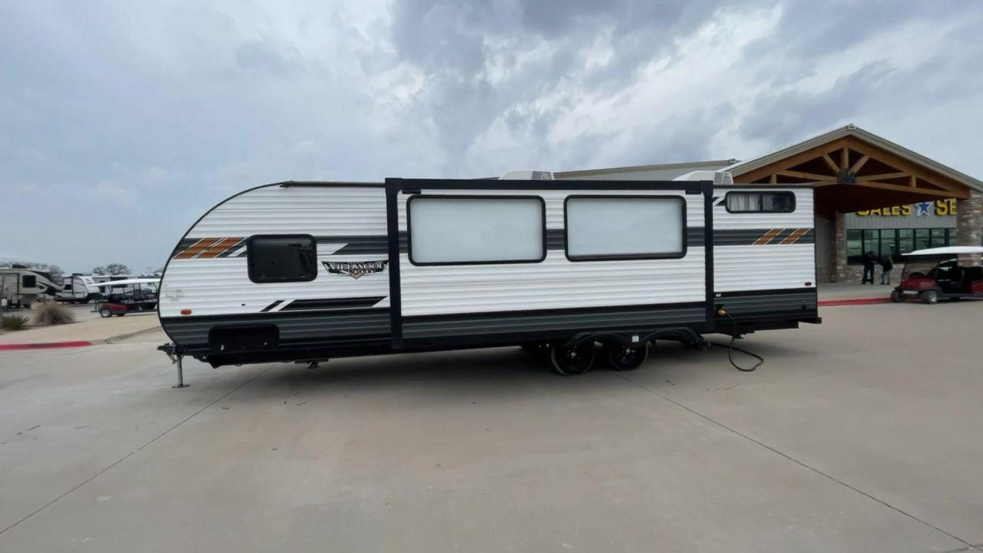 2021 FOREST RIVER WILDWOOD 28VBXL (4X4TWDD25M7) , Length: 33.33 ft. | Dry Weight: 6,486 lbs. | Slides: 1 transmission, located at 4319 N Main St, Cleburne, TX, 76033, (817) 678-5133, 32.385960, -97.391212 - Explore the ideal mix of comfort and family-friendly excitement with the 2021 Forest River Wildwood 28VBXL. This 33-foot travel trailer offers a spacious and versatile interior perfect for families and friends looking to create lasting camping memories. This Wildwood 28VBXL model showcases a distinc - Photo#6