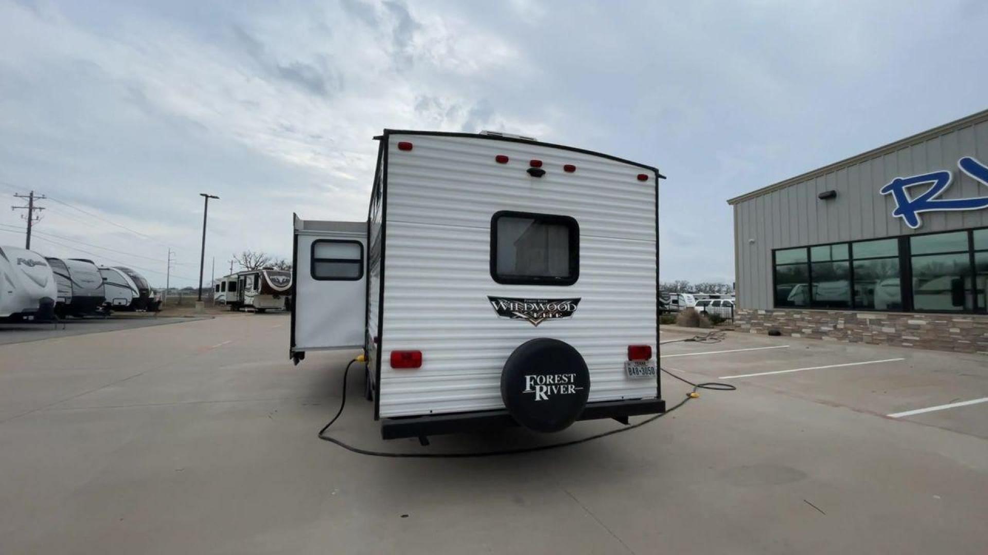 2021 FOREST RIVER WILDWOOD 28VBXL (4X4TWDD25M7) , Length: 33.33 ft. | Dry Weight: 6,486 lbs. | Slides: 1 transmission, located at 4319 N Main St, Cleburne, TX, 76033, (817) 678-5133, 32.385960, -97.391212 - Explore the ideal mix of comfort and family-friendly excitement with the 2021 Forest River Wildwood 28VBXL. This 33-foot travel trailer offers a spacious and versatile interior perfect for families and friends looking to create lasting camping memories. This Wildwood 28VBXL model showcases a distinc - Photo#8