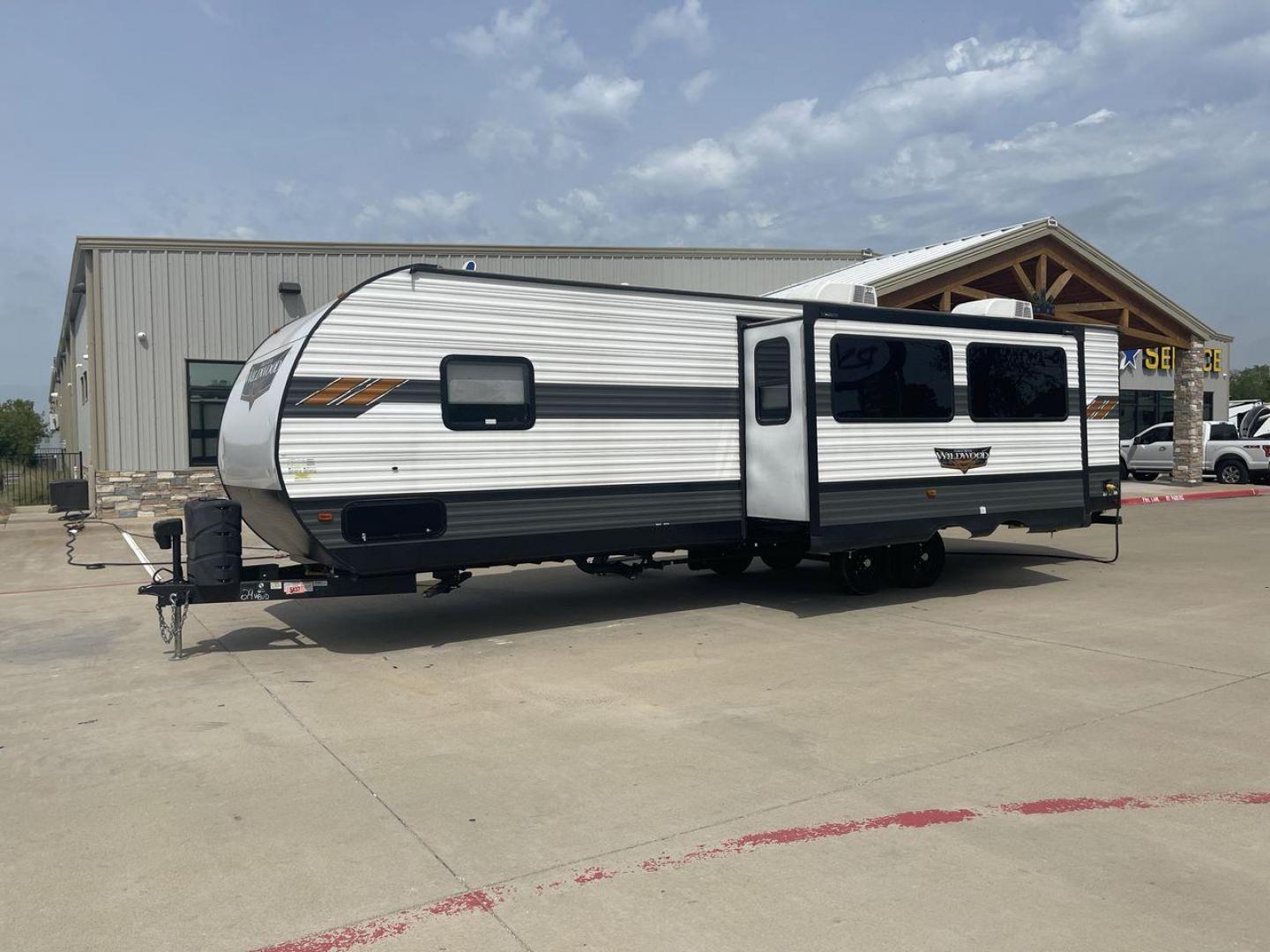 2021 FOREST RIVER WILDWOOD 29VBUD (4X4TWDE2XMA) , located at 4319 N Main St, Cleburne, TX, 76033, (817) 678-5133, 32.385960, -97.391212 - Photo#23