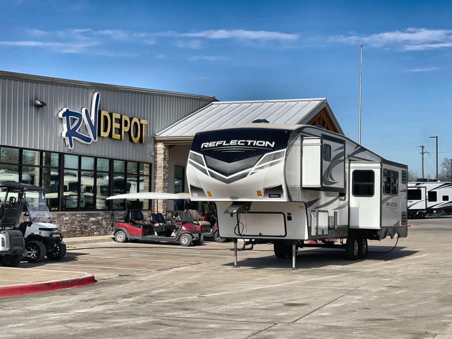 2021 GRAND DESIGN REFLECTION 28BH (573FR3523M9) , Length: 34.67 ft. | Dry Weight: 8,997 lbs. | Gross Weight: 11,495 lbs. | Slides: 2 transmission, located at 4319 N Main St, Cleburne, TX, 76033, (817) 678-5133, 32.385960, -97.391212 - Photo#0