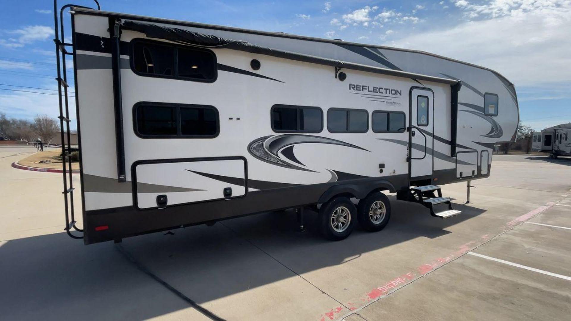 2021 GRAND DESIGN REFLECTION 28BH (573FR3523M9) , Length: 34.67 ft. | Dry Weight: 8,997 lbs. | Gross Weight: 11,495 lbs. | Slides: 2 transmission, located at 4319 N Main St, Cleburne, TX, 76033, (817) 678-5133, 32.385960, -97.391212 - Photo#1