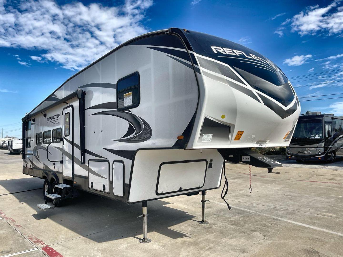 2021 GRAND DESIGN REFLECTION 28BH (573FR3523M9) , Length: 34.67 ft. | Dry Weight: 8,997 lbs. | Gross Weight: 11,495 lbs. | Slides: 2 transmission, located at 4319 N Main St, Cleburne, TX, 76033, (817) 678-5133, 32.385960, -97.391212 - Photo#22