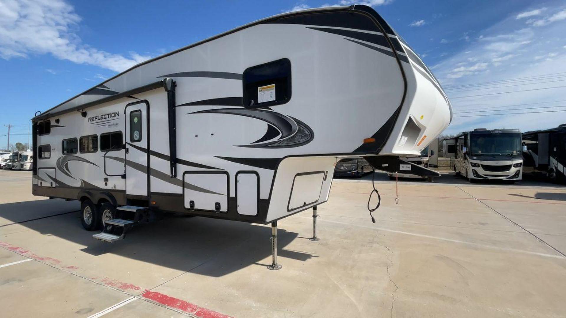 2021 GRAND DESIGN REFLECTION 28BH (573FR3523M9) , Length: 34.67 ft. | Dry Weight: 8,997 lbs. | Gross Weight: 11,495 lbs. | Slides: 2 transmission, located at 4319 N Main St, Cleburne, TX, 76033, (817) 678-5133, 32.385960, -97.391212 - Photo#3