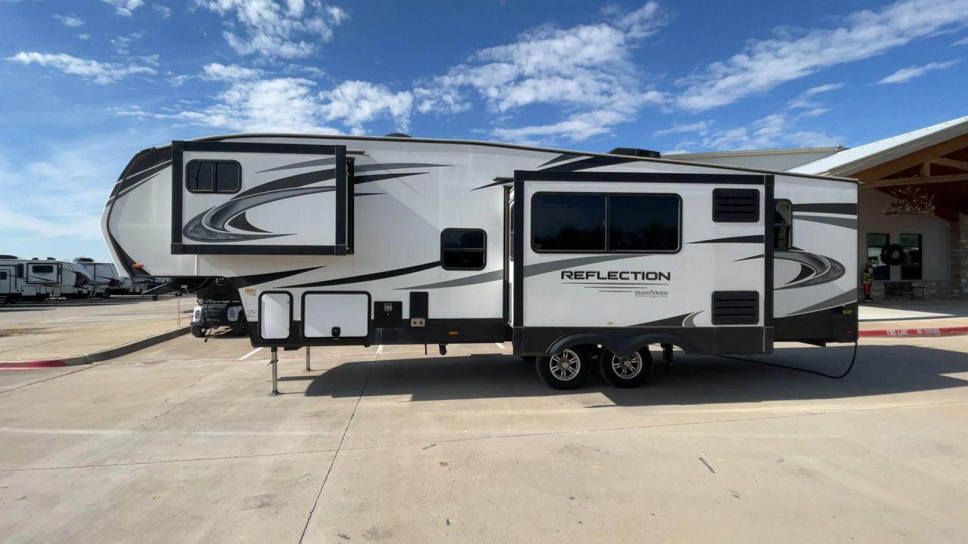 2021 GRAND DESIGN REFLECTION 28BH (573FR3523M9) , Length: 34.67 ft. | Dry Weight: 8,997 lbs. | Gross Weight: 11,495 lbs. | Slides: 2 transmission, located at 4319 N Main St, Cleburne, TX, 76033, (817) 678-5133, 32.385960, -97.391212 - Photo#6