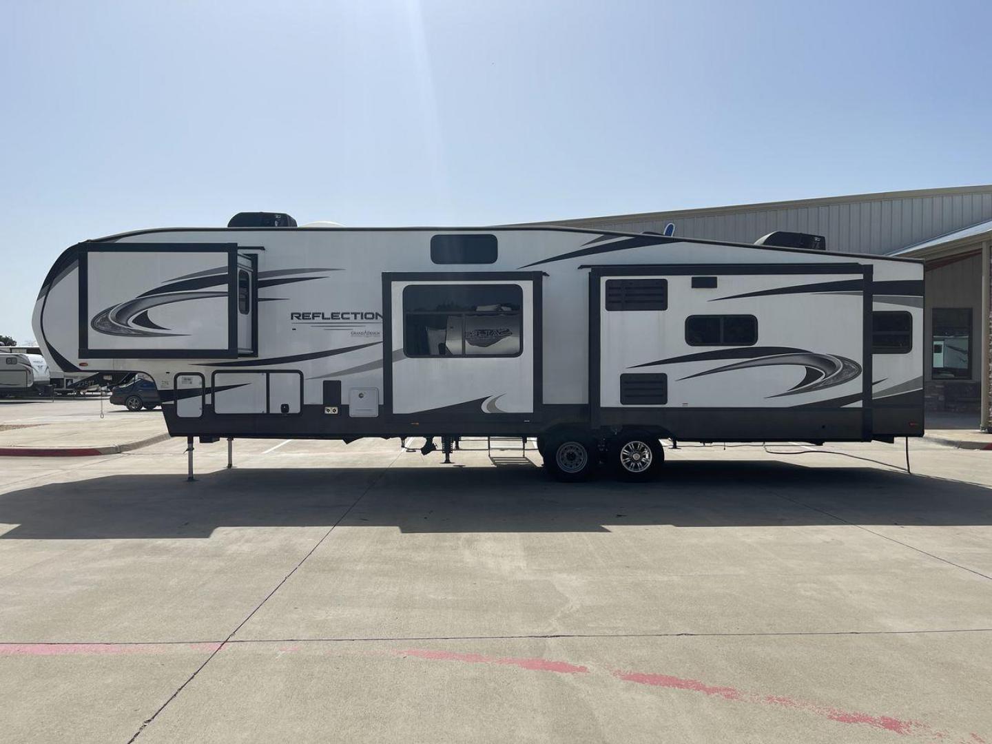 2021 GRAND DESIGN REFLECTION 367BHS (573FR4229M9) , Length: 41 ft. | Dry Weight: 12,474 lbs. | Gross Weight: 14,995 lbs. | Slides: 4 transmission, located at 4319 N Main St, Cleburne, TX, 76033, (817) 678-5133, 32.385960, -97.391212 - Photo#23