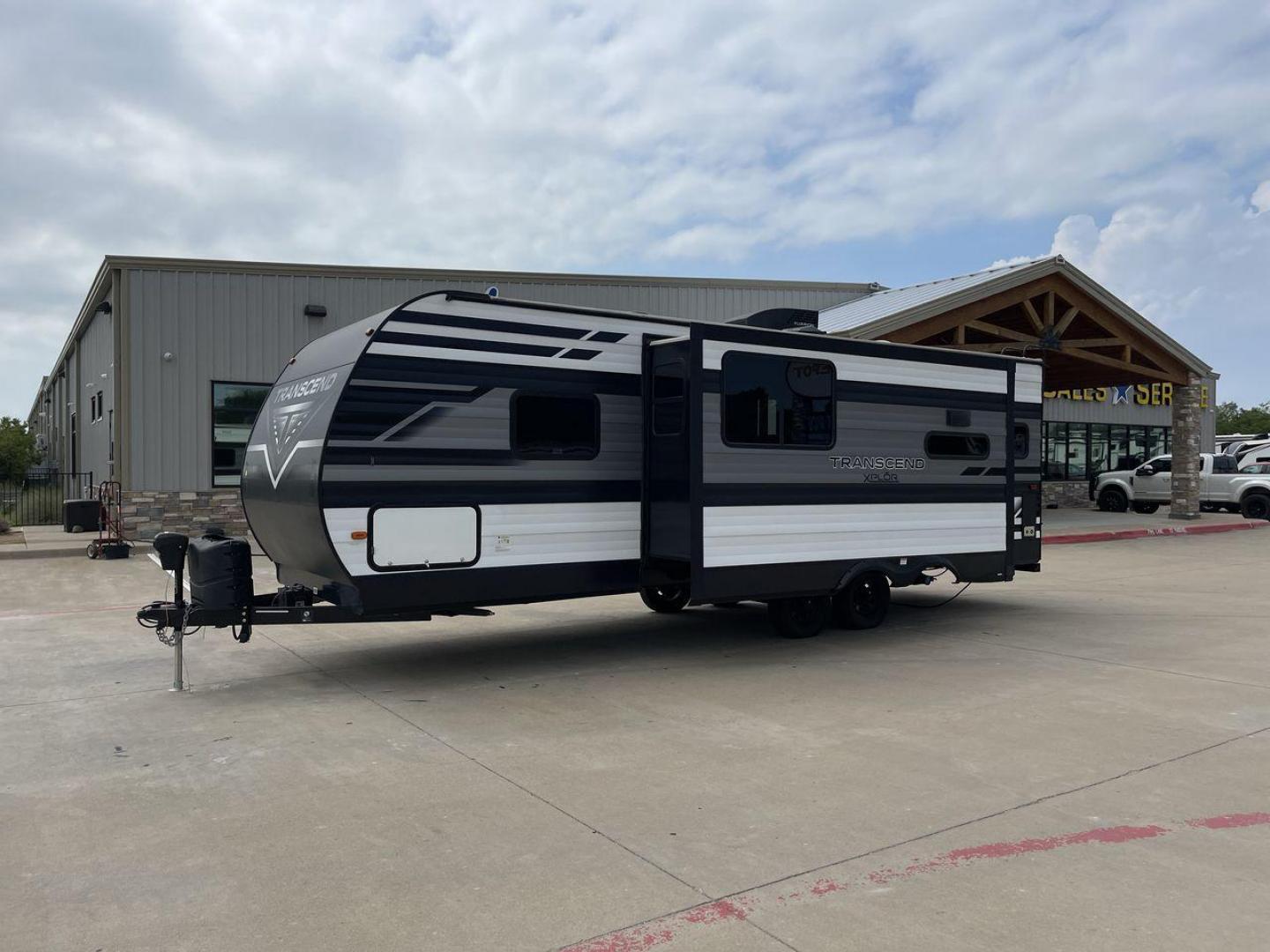 2021 GRAND DESIGN TRANSCEND 240ML (573TT3021M8) , located at 4319 N Main St, Cleburne, TX, 76033, (817) 678-5133, 32.385960, -97.391212 - Photo#24