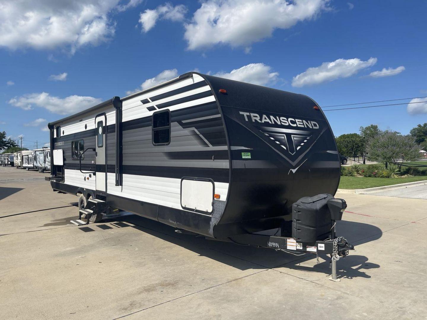 2021 GRAND DESIGN TRANSCEND 297QB (573TT3325M8) , located at 4319 N Main St, Cleburne, TX, 76033, (817) 678-5133, 32.385960, -97.391212 - Photo#22