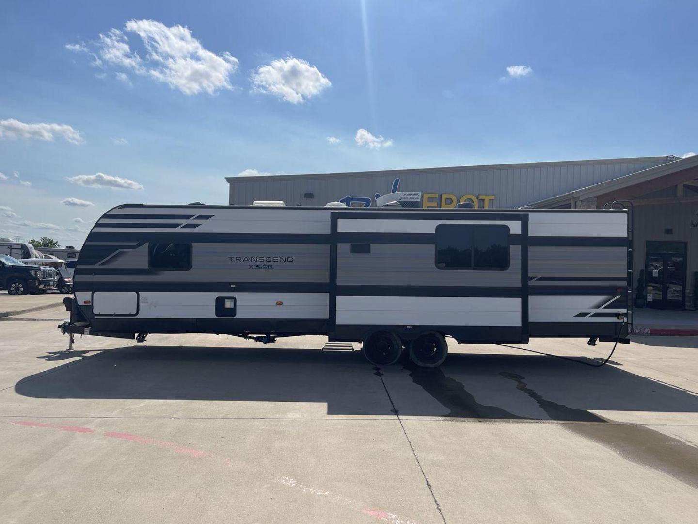 2021 GRAND DESIGN TRANSCEND 297QB (573TT3325M8) , located at 4319 N Main St, Cleburne, TX, 76033, (817) 678-5133, 32.385960, -97.391212 - Photo#23