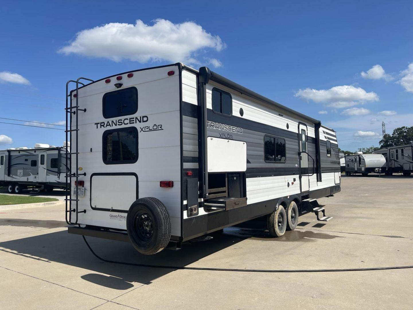 2021 GRAND DESIGN TRANSCEND 297QB (573TT3325M8) , located at 4319 N Main St, Cleburne, TX, 76033, (817) 678-5133, 32.385960, -97.391212 - Photo#24