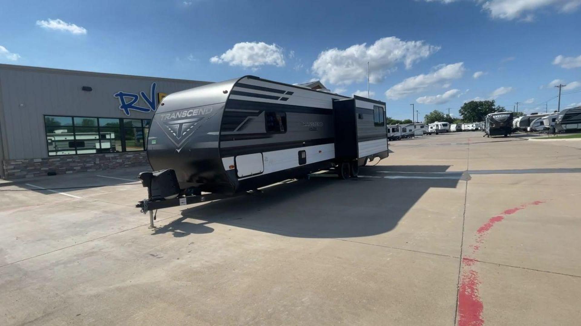 2021 GRAND DESIGN TRANSCEND 297QB (573TT3325M8) , located at 4319 N Main St, Cleburne, TX, 76033, (817) 678-5133, 32.385960, -97.391212 - Photo#5