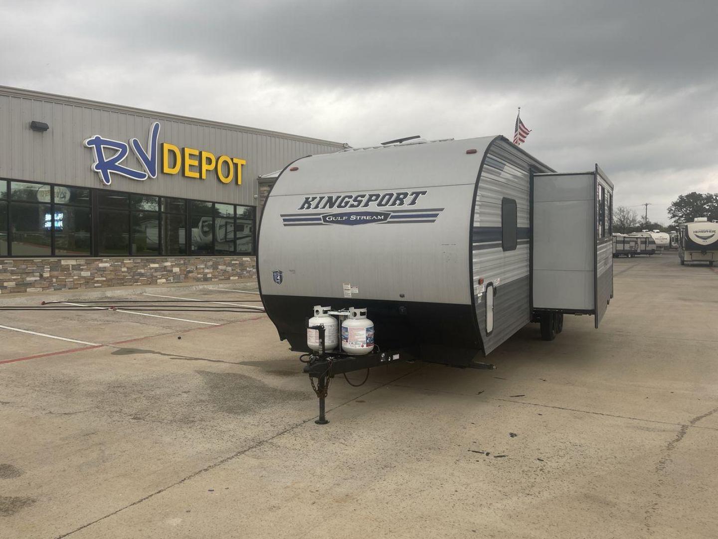 2021 GULF STREAM KINGSPORT 279BH (1NL1G3323M1) , Length: 32.25 ft. | Dry Weight: 5,273 lbs| Slides: 1 transmission, located at 4319 N Main St, Cleburne, TX, 76033, (817) 678-5133, 32.385960, -97.391212 - Photo#0