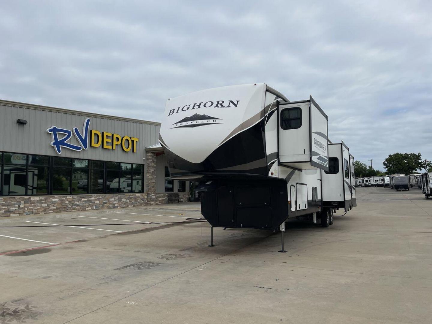 2021 HEARTLAND BIGHORN 39RK (5SFBG4228ME) , Length: 42.5 ft | Dry Weight: 13,210 lbs | Gross Weight: 16,000 lbs | Slides: 5 transmission, located at 4319 N Main St, Cleburne, TX, 76033, (817) 678-5133, 32.385960, -97.391212 - Photo#0