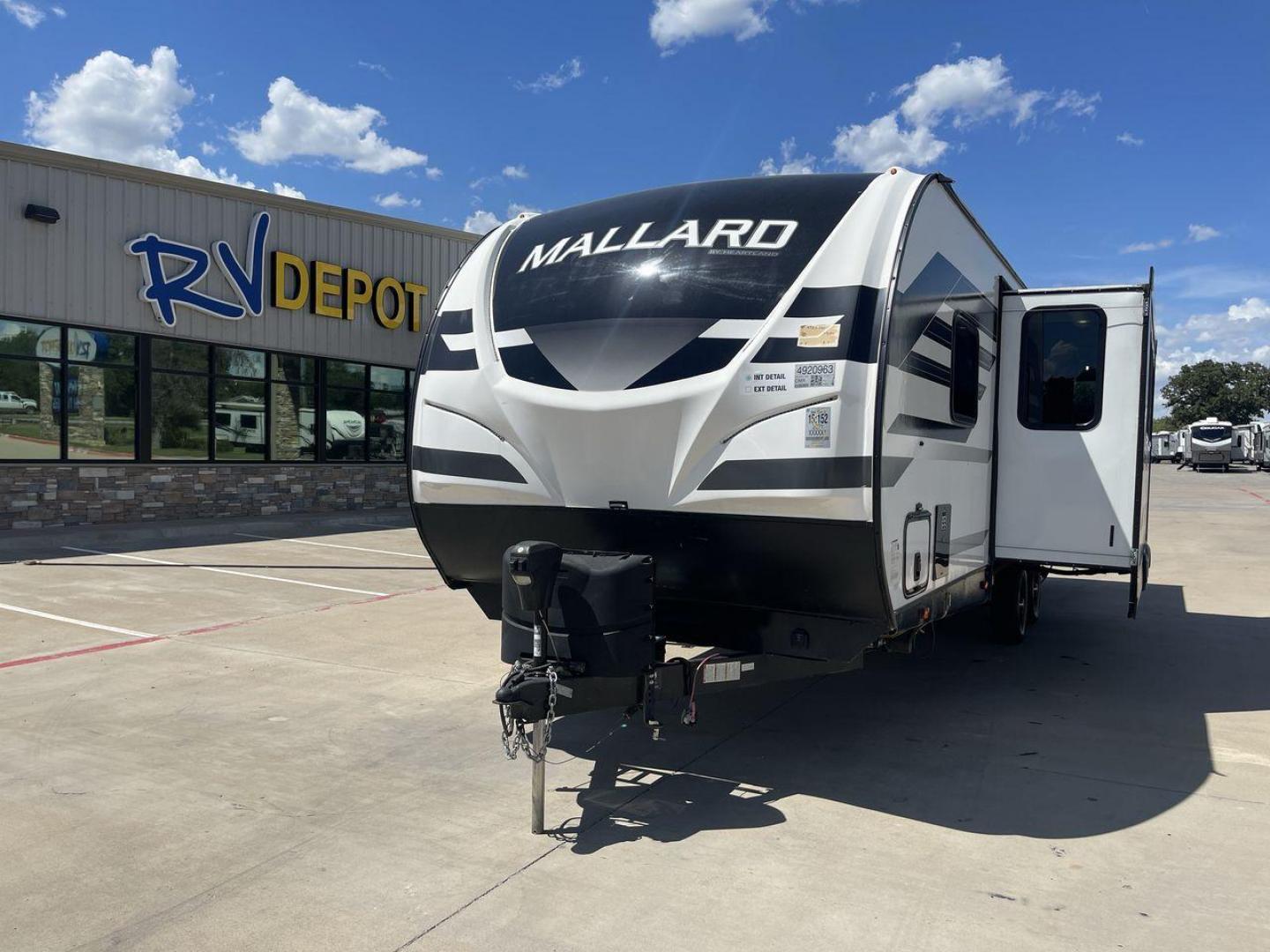 2021 HEARTLAND MALLARD M26 (5SFNB3229ME) , Length: 32.04 ft. | Dry Weight: 6,416 lbs. | Gross Weight: 8,600 lbs. | Slides: 1 transmission, located at 4319 N Main St, Cleburne, TX, 76033, (817) 678-5133, 32.385960, -97.391212 - Photo#0