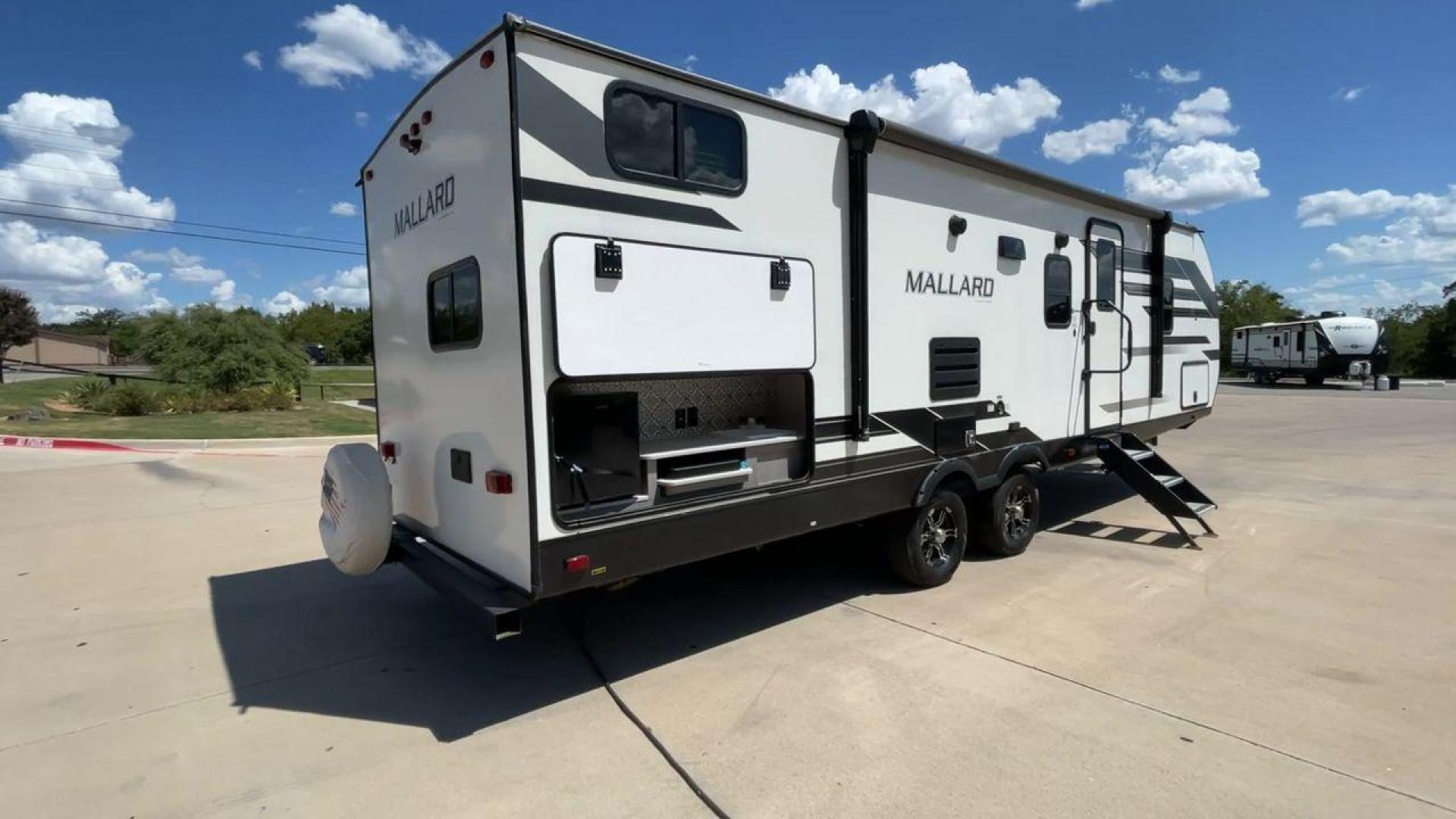 2021 HEARTLAND MALLARD M26 (5SFNB3229ME) , Length: 32.04 ft. | Dry Weight: 6,416 lbs. | Gross Weight: 8,600 lbs. | Slides: 1 transmission, located at 4319 N Main St, Cleburne, TX, 76033, (817) 678-5133, 32.385960, -97.391212 - Photo#1