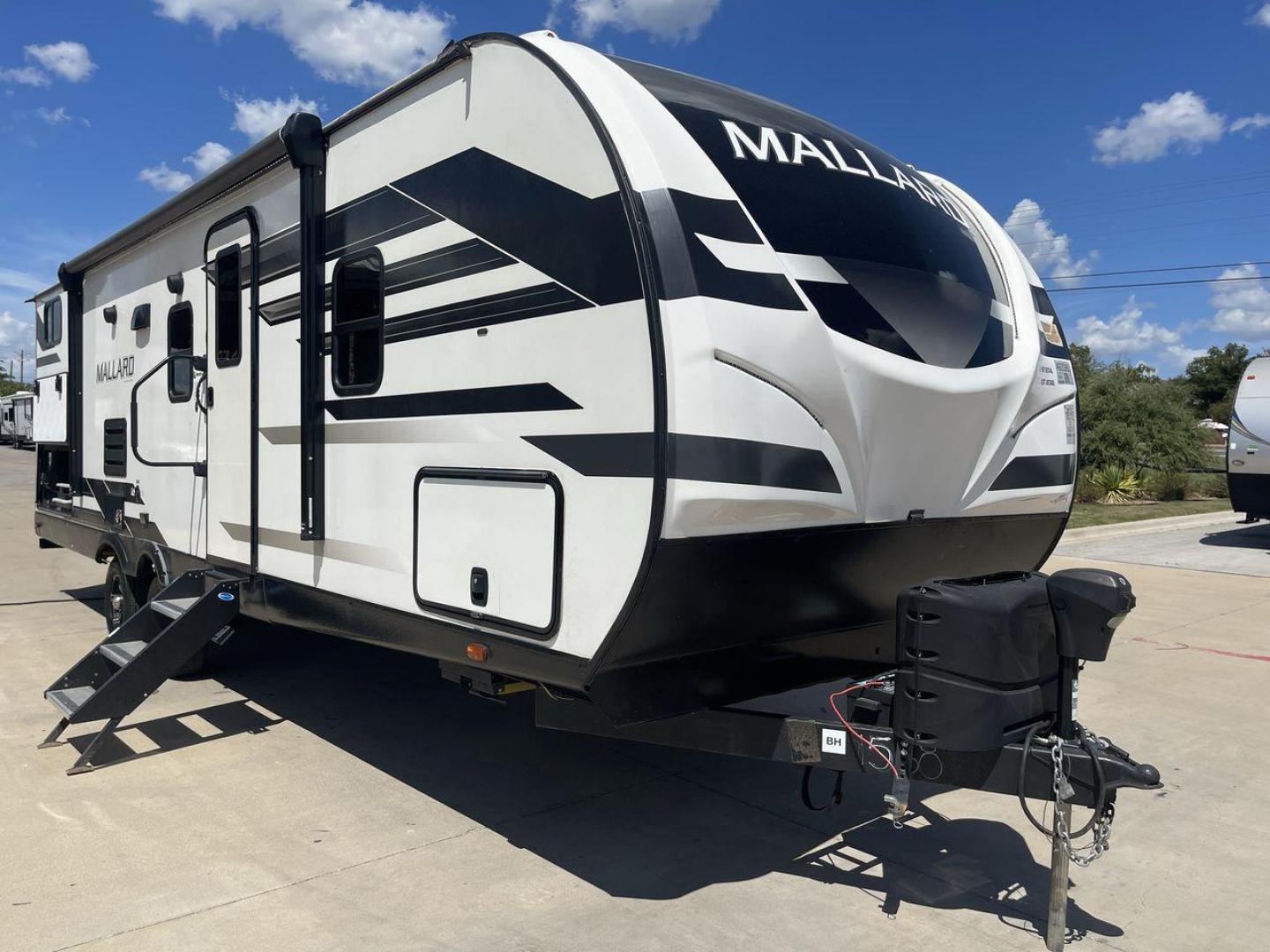 2021 HEARTLAND MALLARD M26 (5SFNB3229ME) , Length: 32.04 ft. | Dry Weight: 6,416 lbs. | Gross Weight: 8,600 lbs. | Slides: 1 transmission, located at 4319 N Main St, Cleburne, TX, 76033, (817) 678-5133, 32.385960, -97.391212 - Photo#22