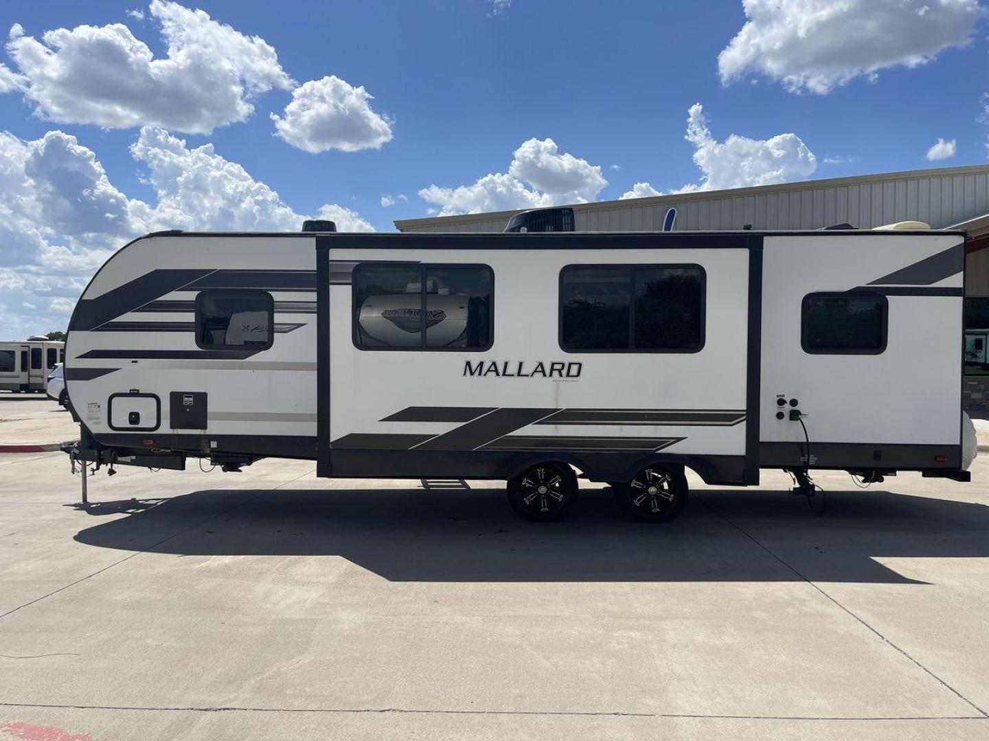 2021 HEARTLAND MALLARD M26 (5SFNB3229ME) , Length: 32.04 ft. | Dry Weight: 6,416 lbs. | Gross Weight: 8,600 lbs. | Slides: 1 transmission, located at 4319 N Main St, Cleburne, TX, 76033, (817) 678-5133, 32.385960, -97.391212 - Photo#23