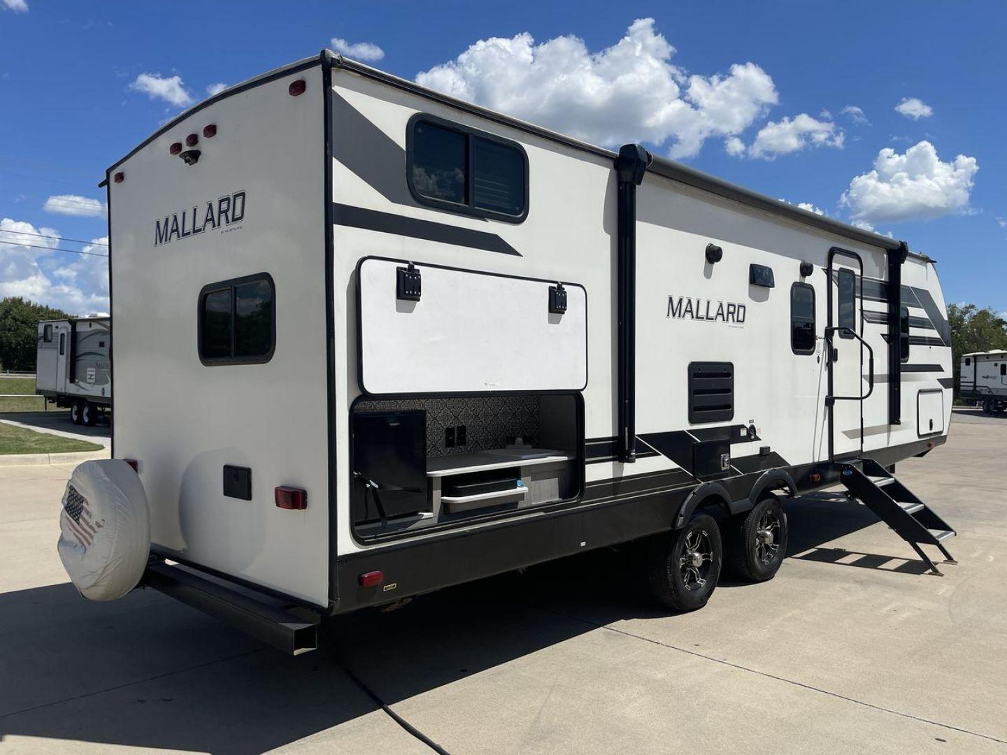 2021 HEARTLAND MALLARD M26 (5SFNB3229ME) , Length: 32.04 ft. | Dry Weight: 6,416 lbs. | Gross Weight: 8,600 lbs. | Slides: 1 transmission, located at 4319 N Main St, Cleburne, TX, 76033, (817) 678-5133, 32.385960, -97.391212 - Photo#24