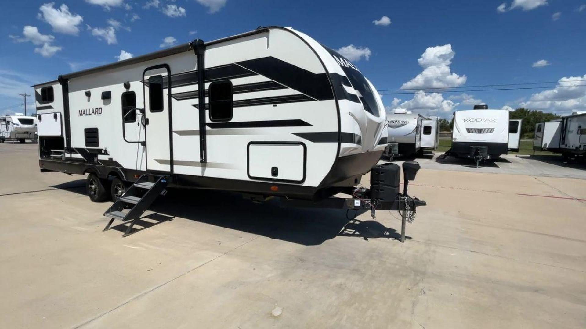 2021 HEARTLAND MALLARD M26 (5SFNB3229ME) , Length: 32.04 ft. | Dry Weight: 6,416 lbs. | Gross Weight: 8,600 lbs. | Slides: 1 transmission, located at 4319 N Main St, Cleburne, TX, 76033, (817) 678-5133, 32.385960, -97.391212 - Photo#3