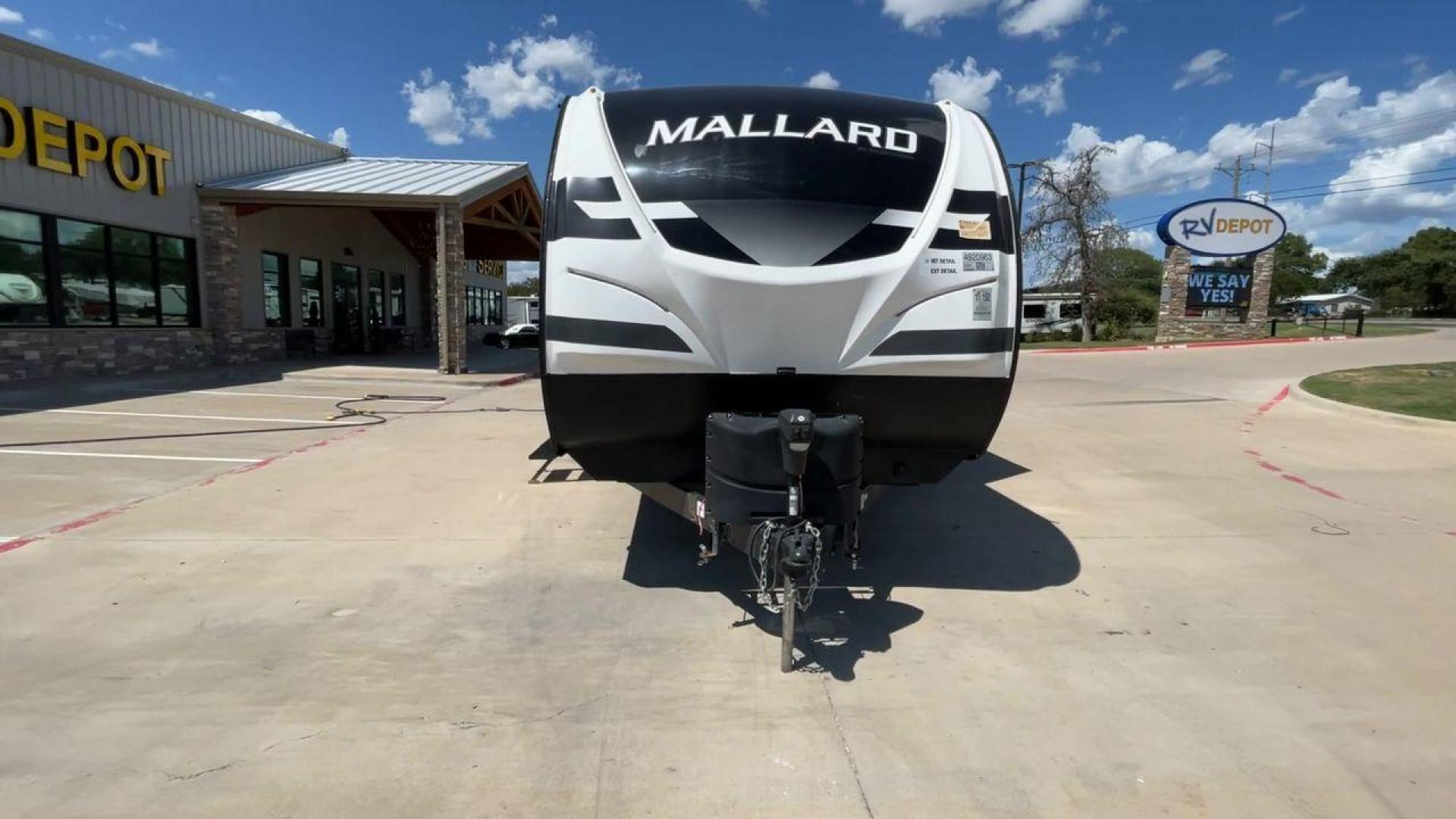 2021 HEARTLAND MALLARD M26 (5SFNB3229ME) , Length: 32.04 ft. | Dry Weight: 6,416 lbs. | Gross Weight: 8,600 lbs. | Slides: 1 transmission, located at 4319 N Main St, Cleburne, TX, 76033, (817) 678-5133, 32.385960, -97.391212 - Photo#4